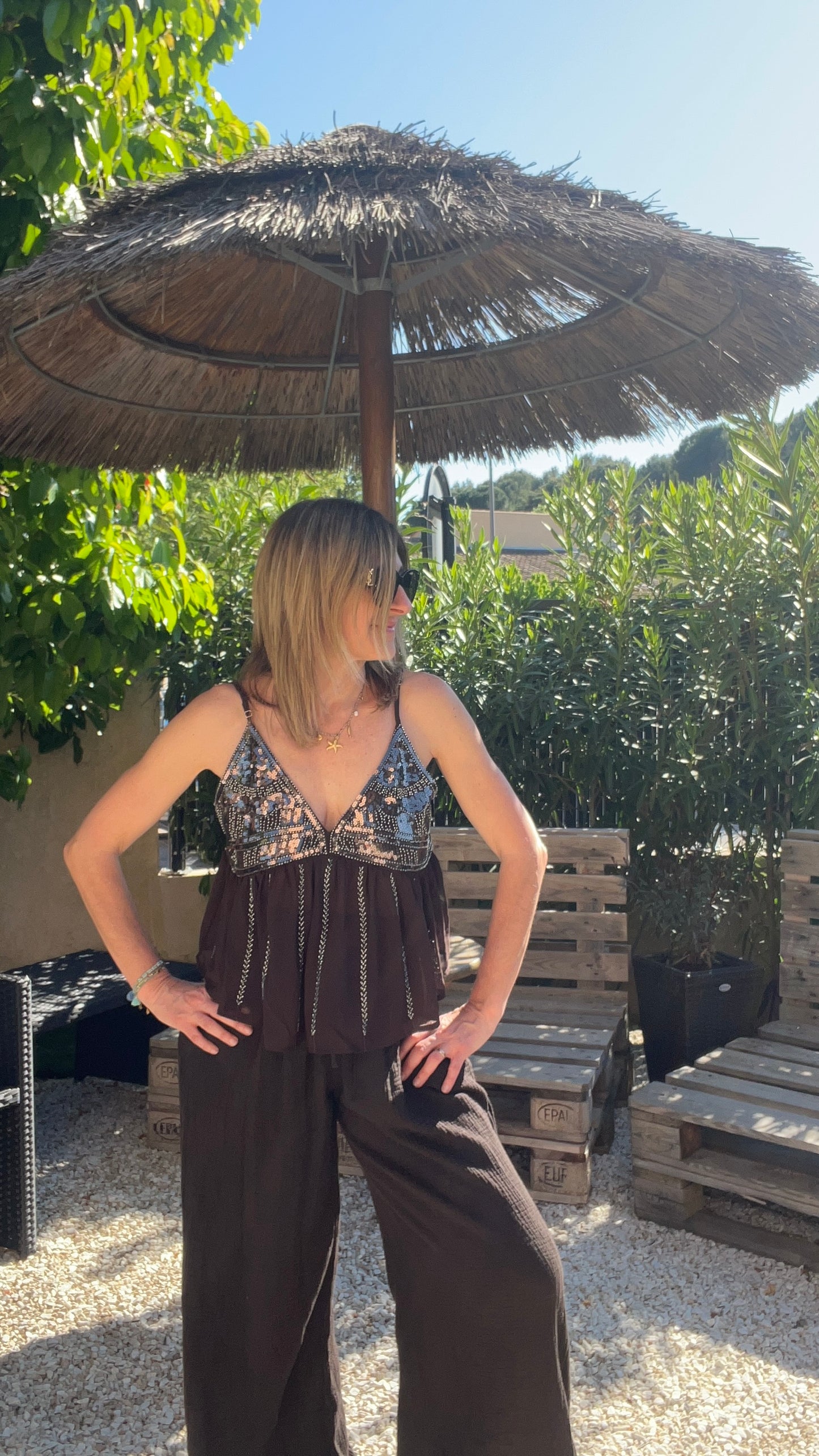 TOP BRETELLE CHOCOLAT & MINI PERLES/SEQUINS