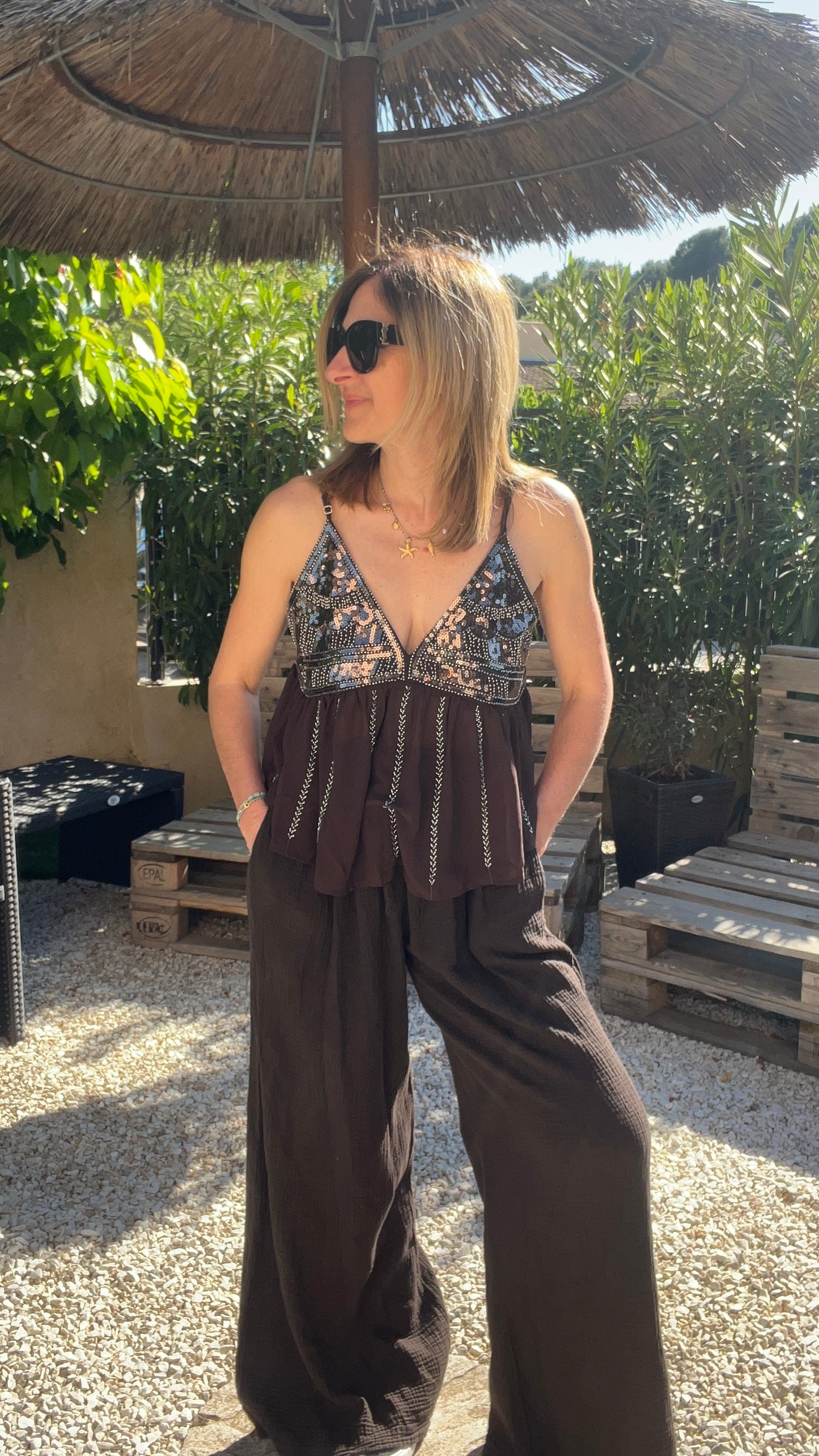 TOP BRETELLE CHOCOLAT & MINI PERLES/SEQUINS