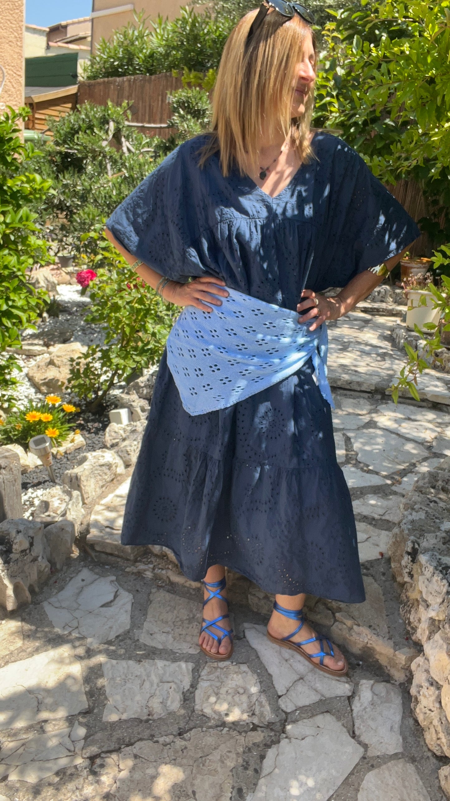 ROBE LONGUE BLEUE MARINE BRODERIE ANGLAISE