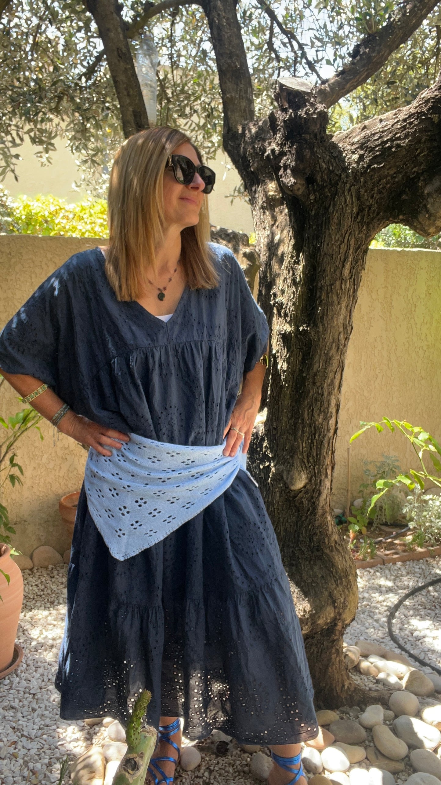 ROBE LONGUE BLEUE MARINE BRODERIE ANGLAISE