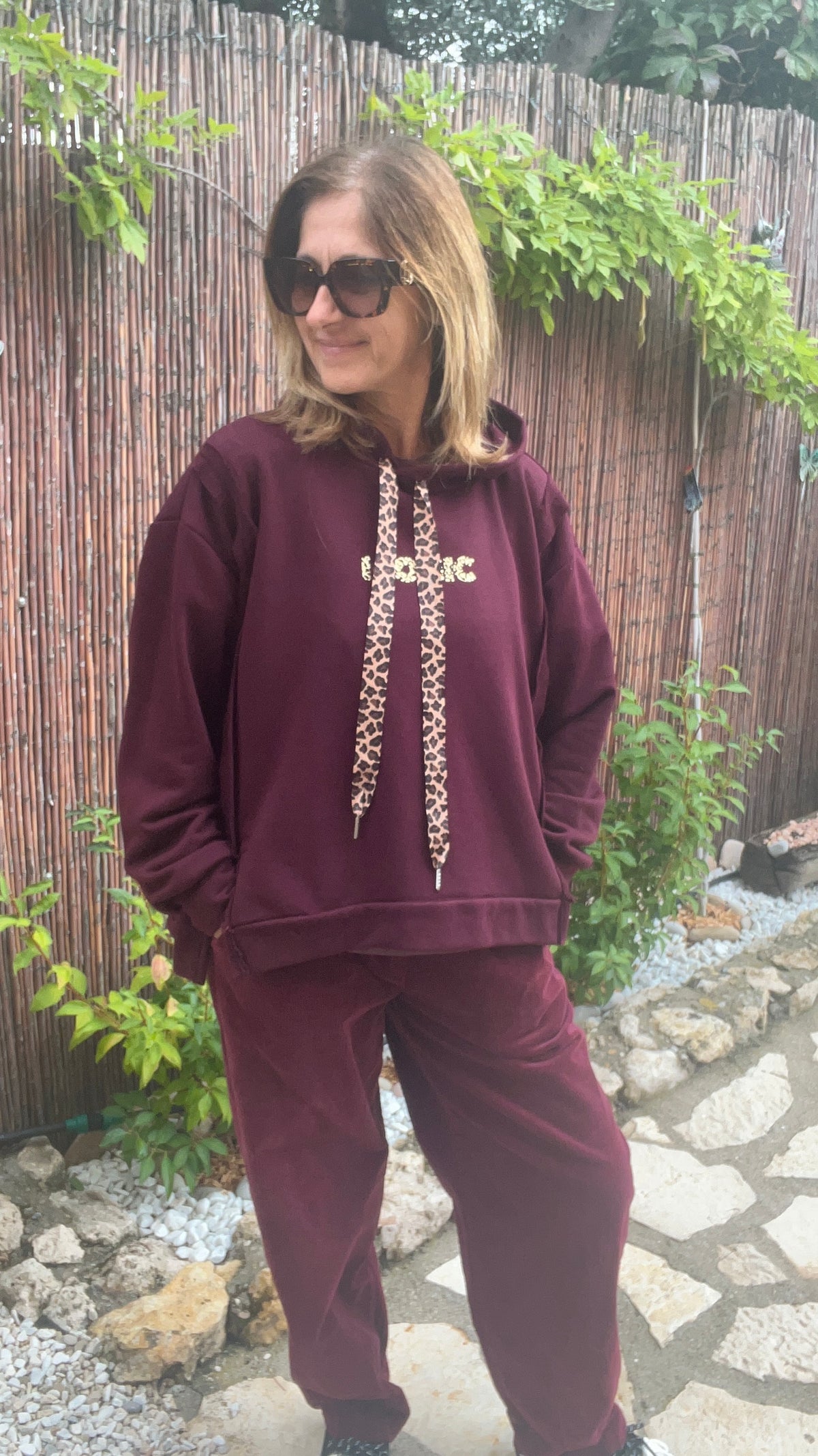 SWEAT A CAPUCHE BORDEAUX "ICONIC"