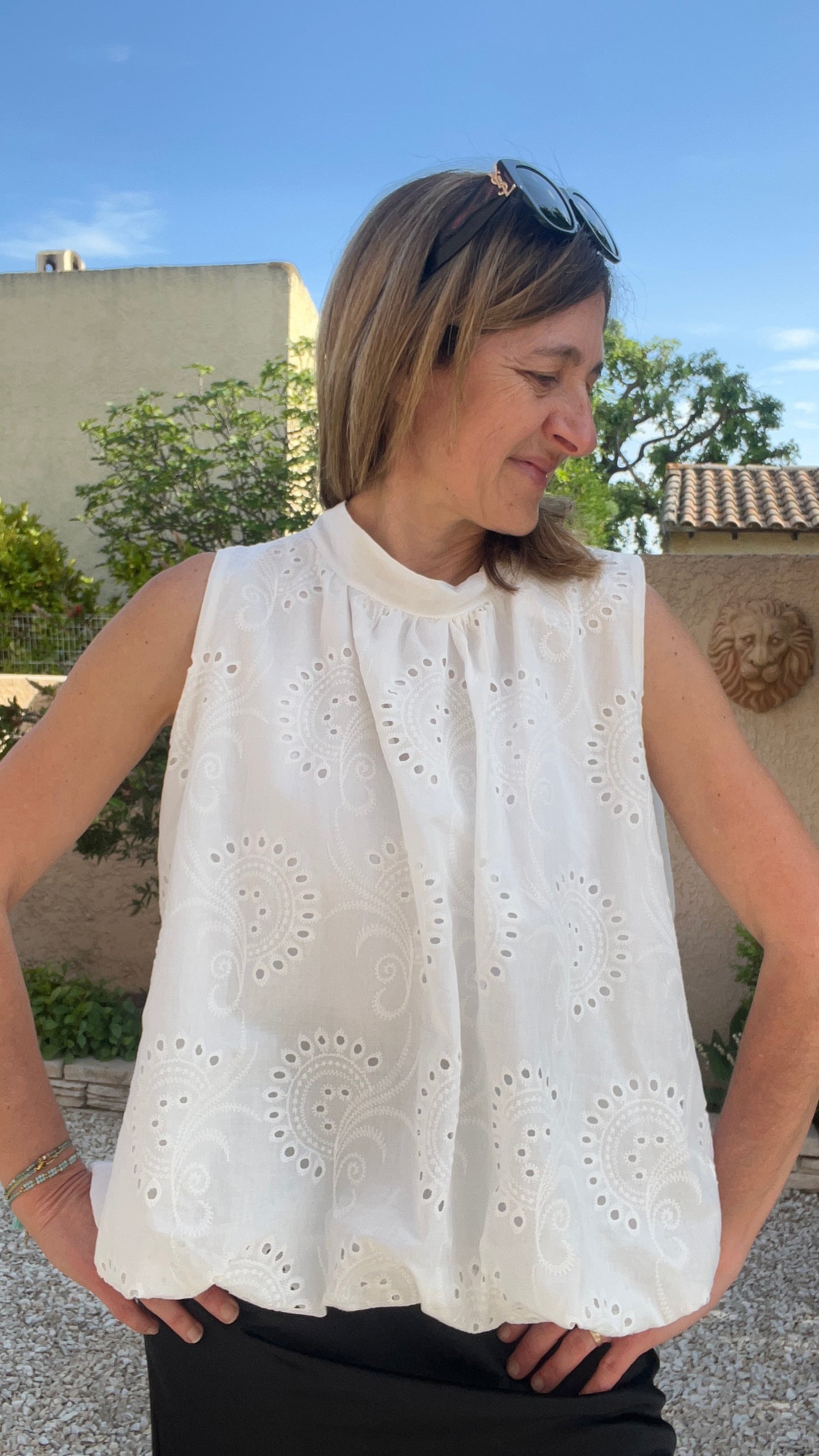 CHEMISIER BLANC BRODERIE ANGLAISE SANS MANCHES  DOS NU