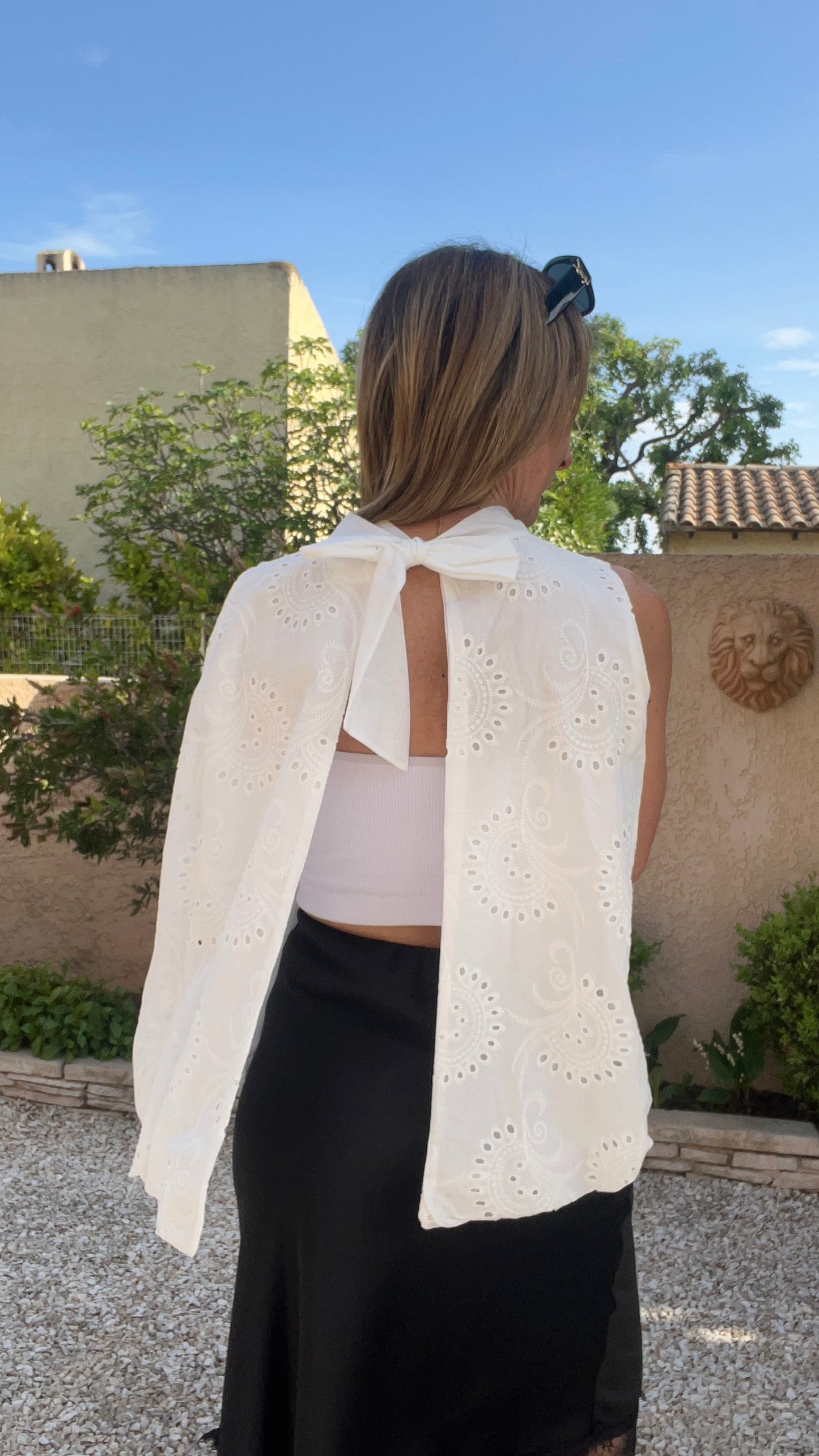 CHEMISIER BLANC BRODERIE ANGLAISE SANS MANCHES  DOS NU