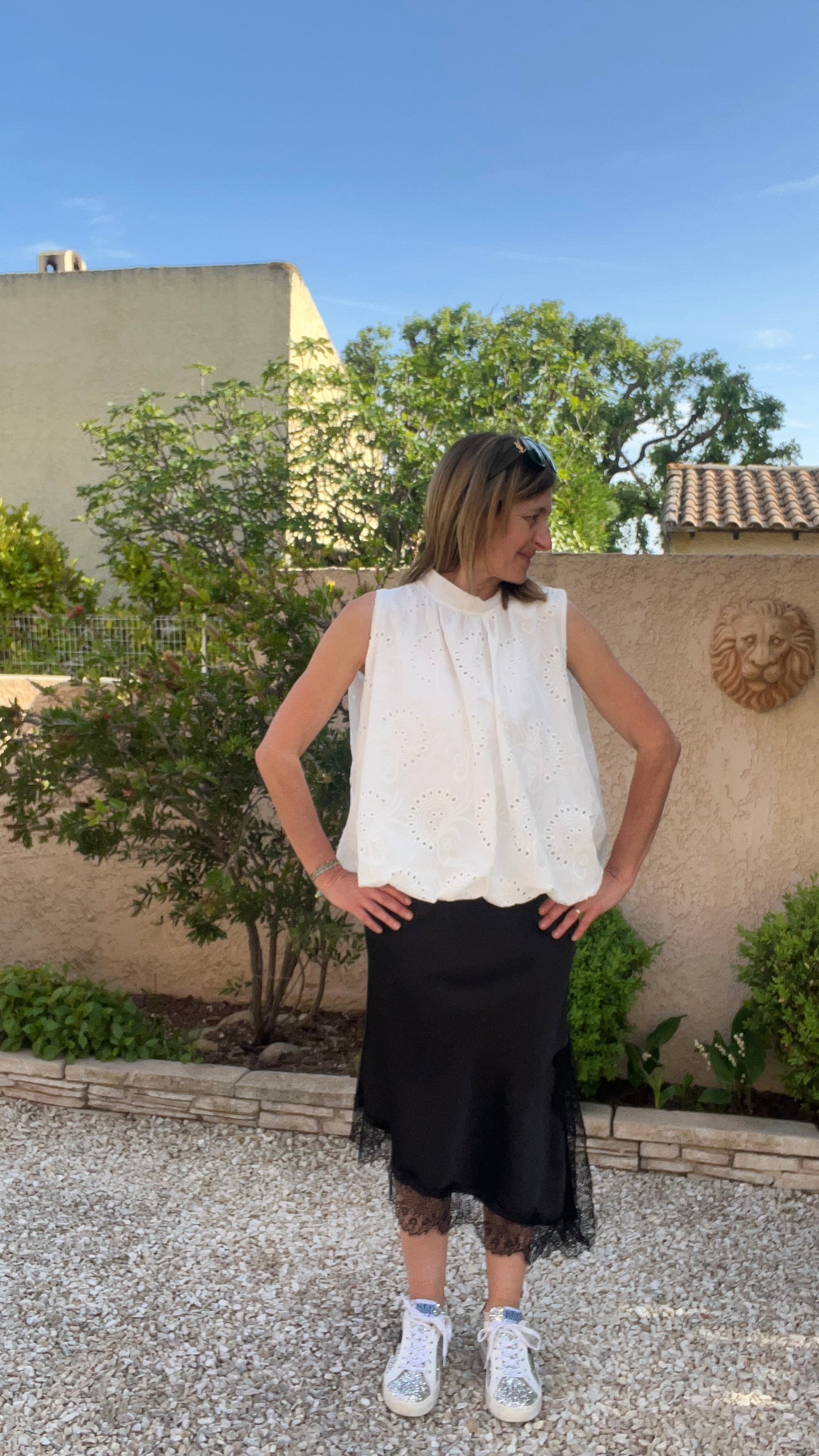 CHEMISIER BLANC BRODERIE ANGLAISE SANS MANCHES  DOS NU
