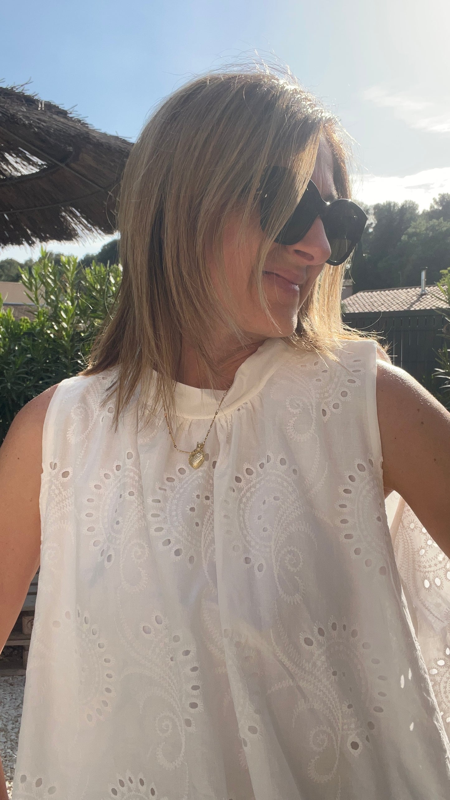 CHEMISIER BLANC BRODERIE ANGLAISE SANS MANCHES  DOS NU