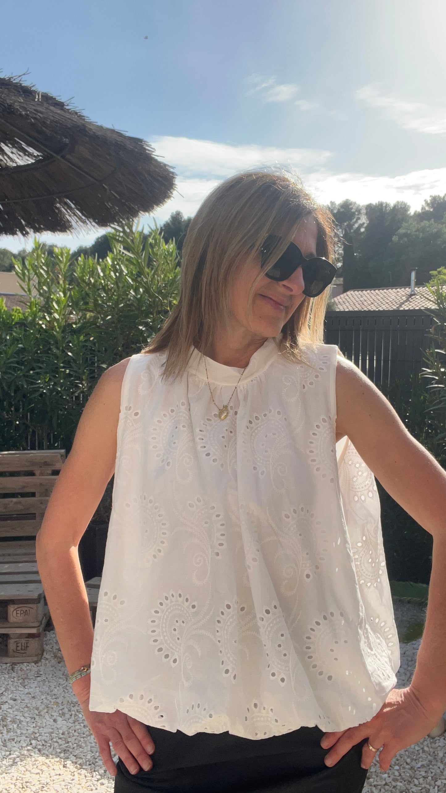 CHEMISIER BLANC BRODERIE ANGLAISE SANS MANCHES  DOS NU