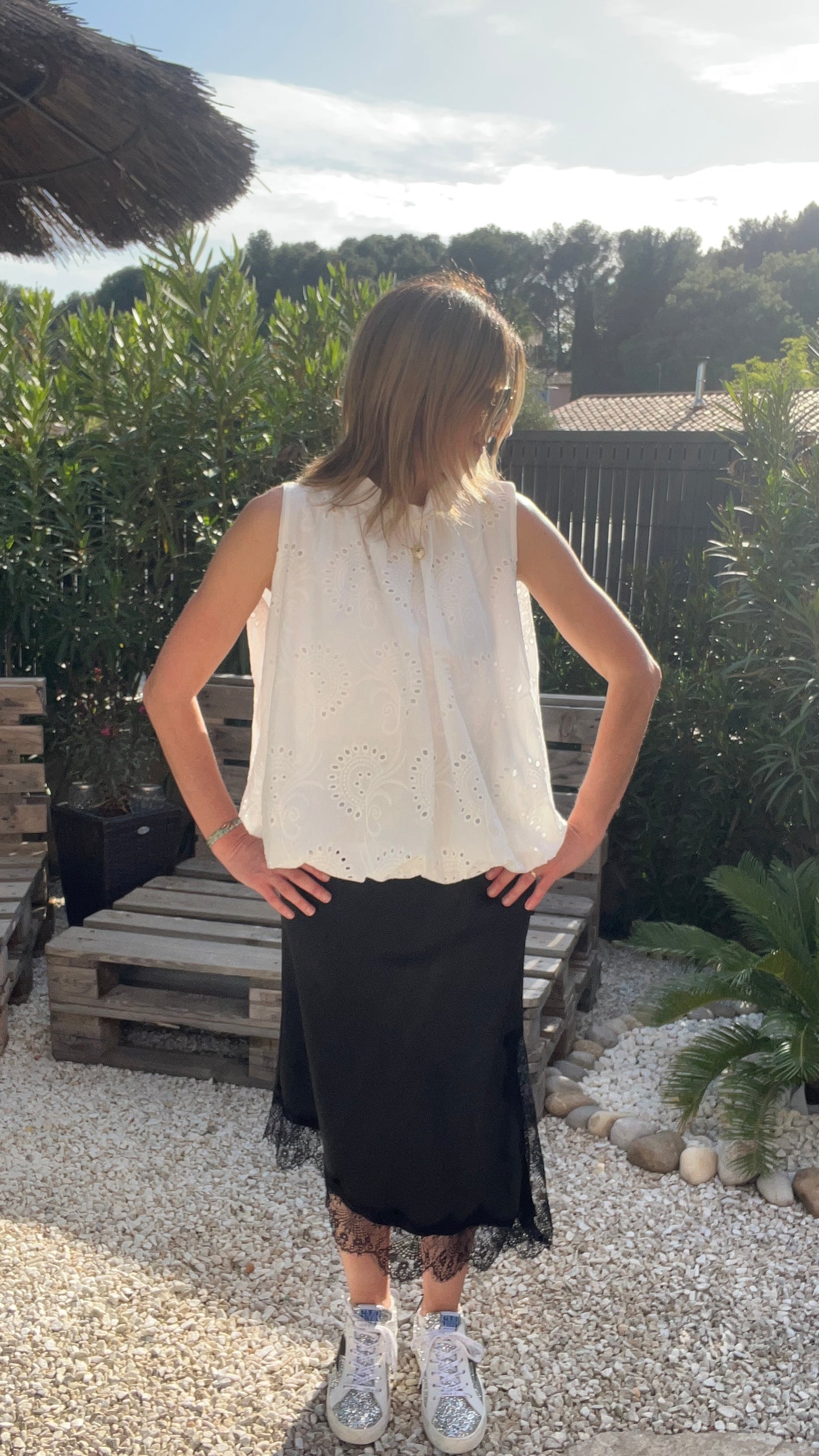 CHEMISIER BLANC BRODERIE ANGLAISE SANS MANCHES  DOS NU