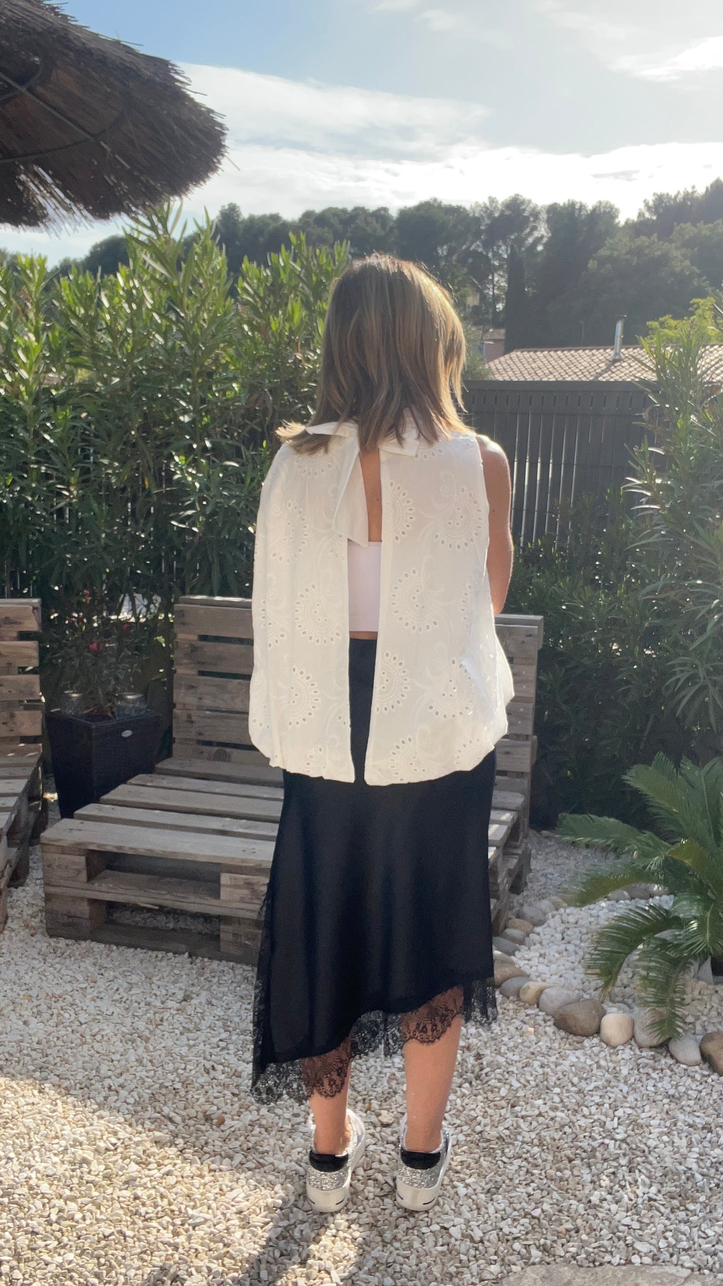 CHEMISIER BLANC BRODERIE ANGLAISE SANS MANCHES  DOS NU