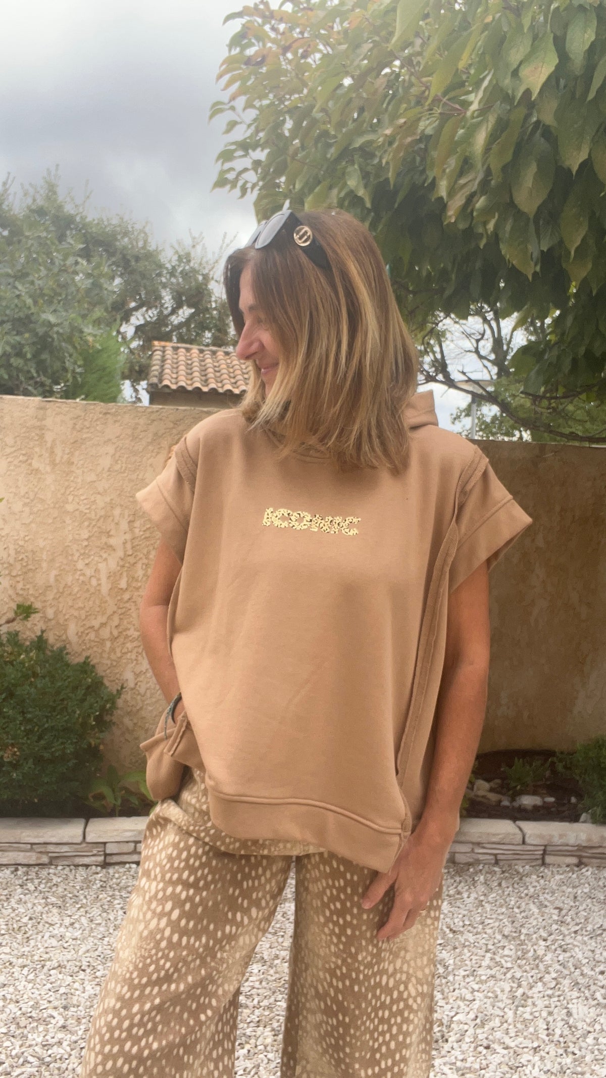 SWEAT CAMEL A CAPUCHE SANS MANCHES OVERSIZE  ICONIC