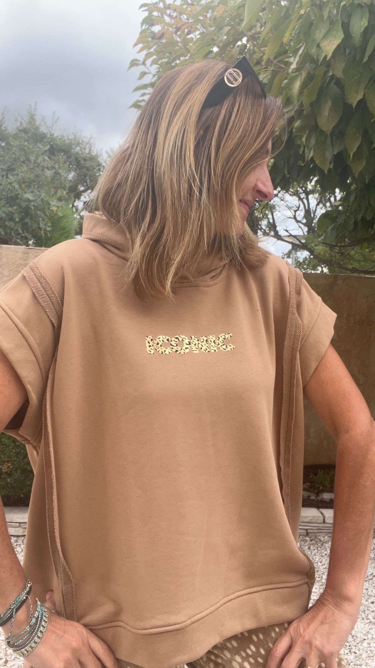 SWEAT CAMEL A CAPUCHE SANS MANCHES OVERSIZE  ICONIC