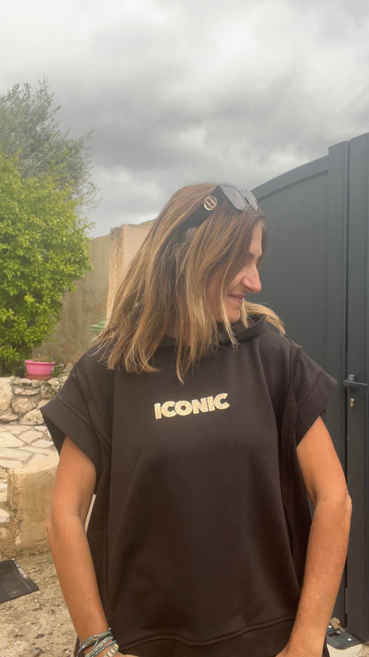 SWEAT CHOCOLAT A CAPUCHE SANS MANCHES OVERSIZE  ICONIC