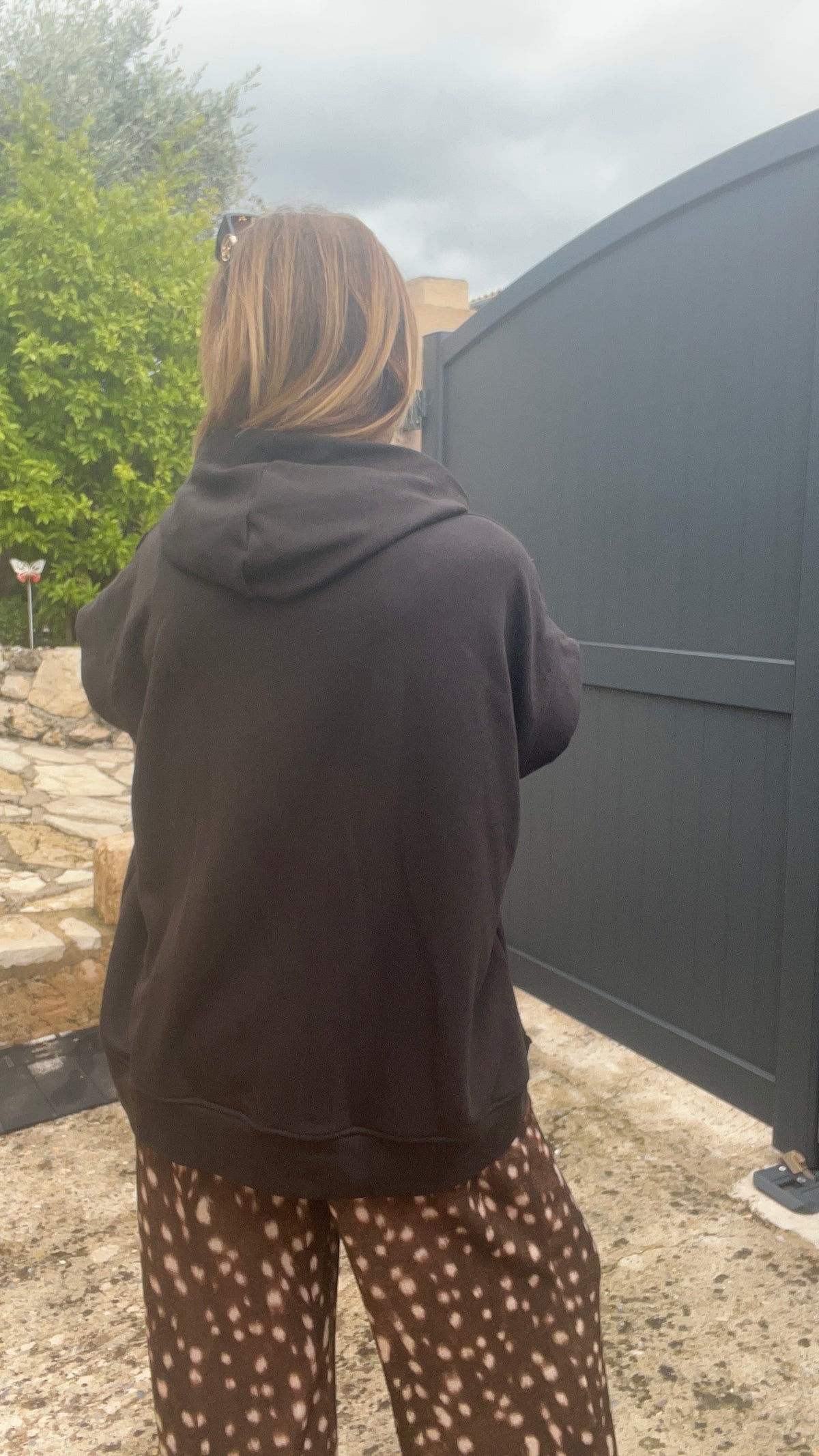 SWEAT CHOCOLAT A CAPUCHE SANS MANCHES OVERSIZE  ICONIC