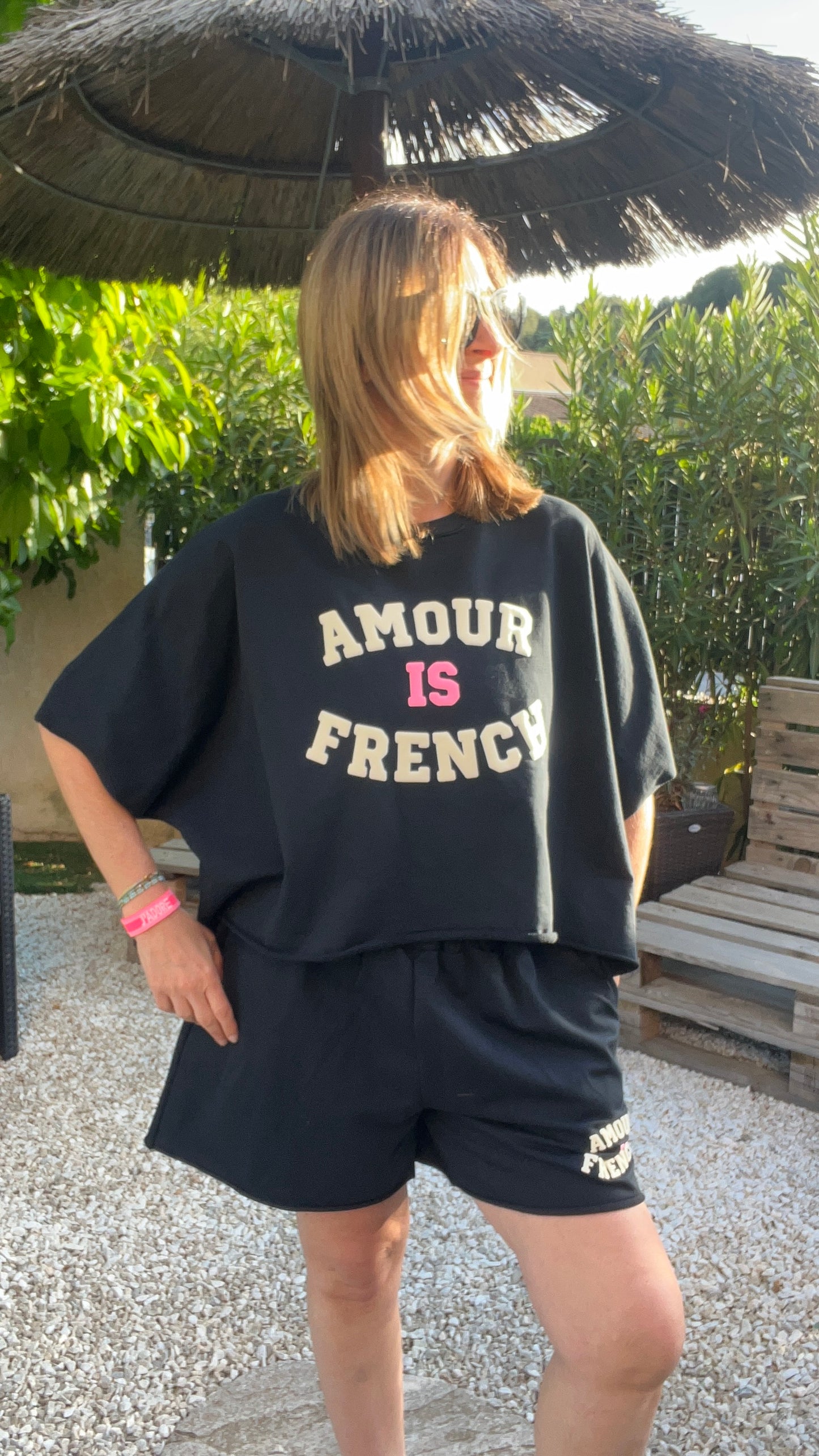 TEE-SHIRT NOIR "AMOUR IS FRENCH"