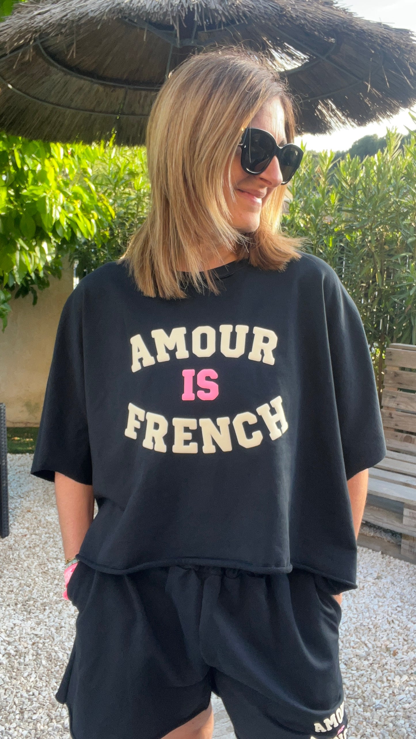 TEE-SHIRT NOIR "AMOUR IS FRENCH"