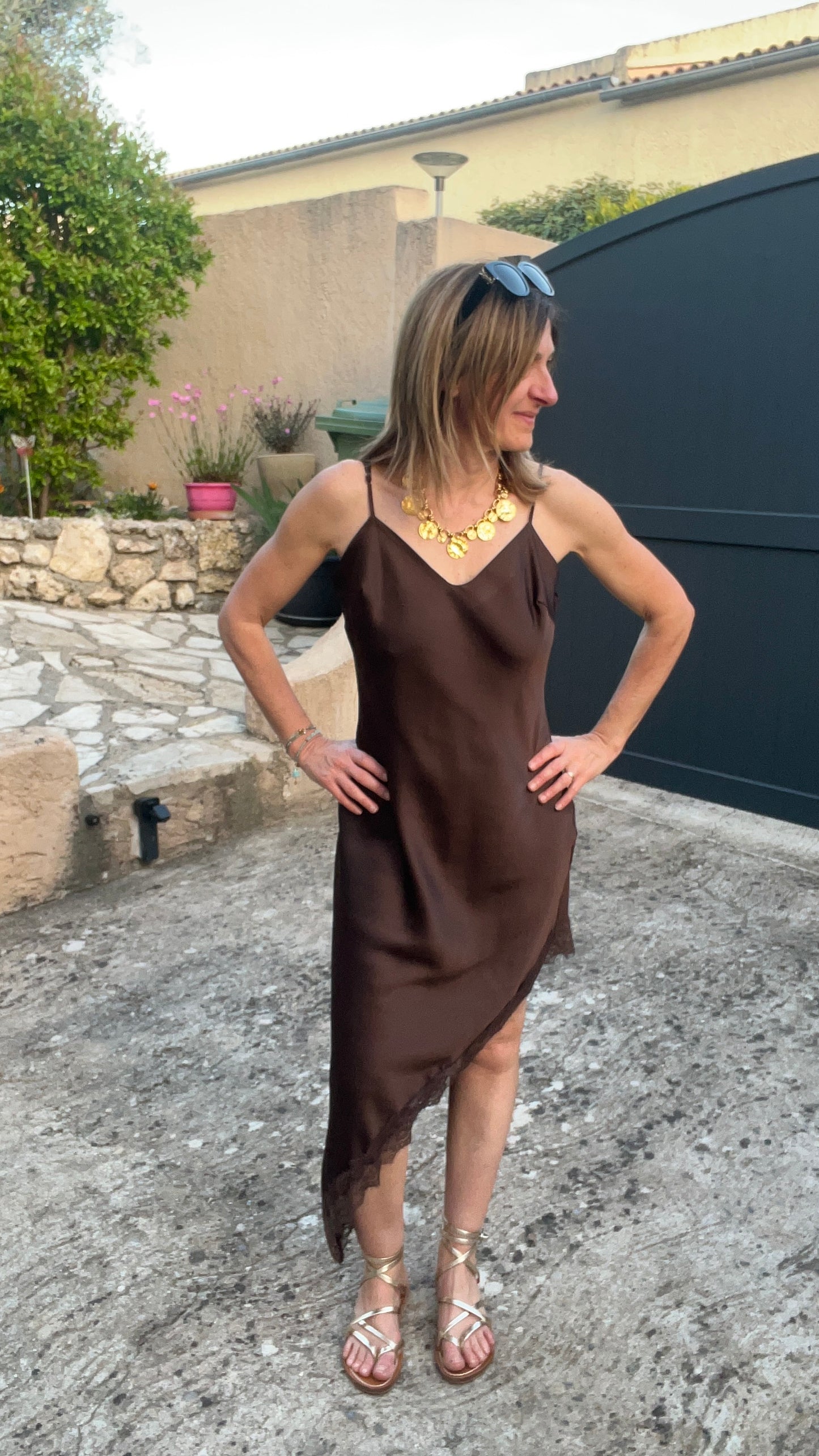 ROBE BRETELLES CHOCOLAT ASYMETRIQUE DENTELLE