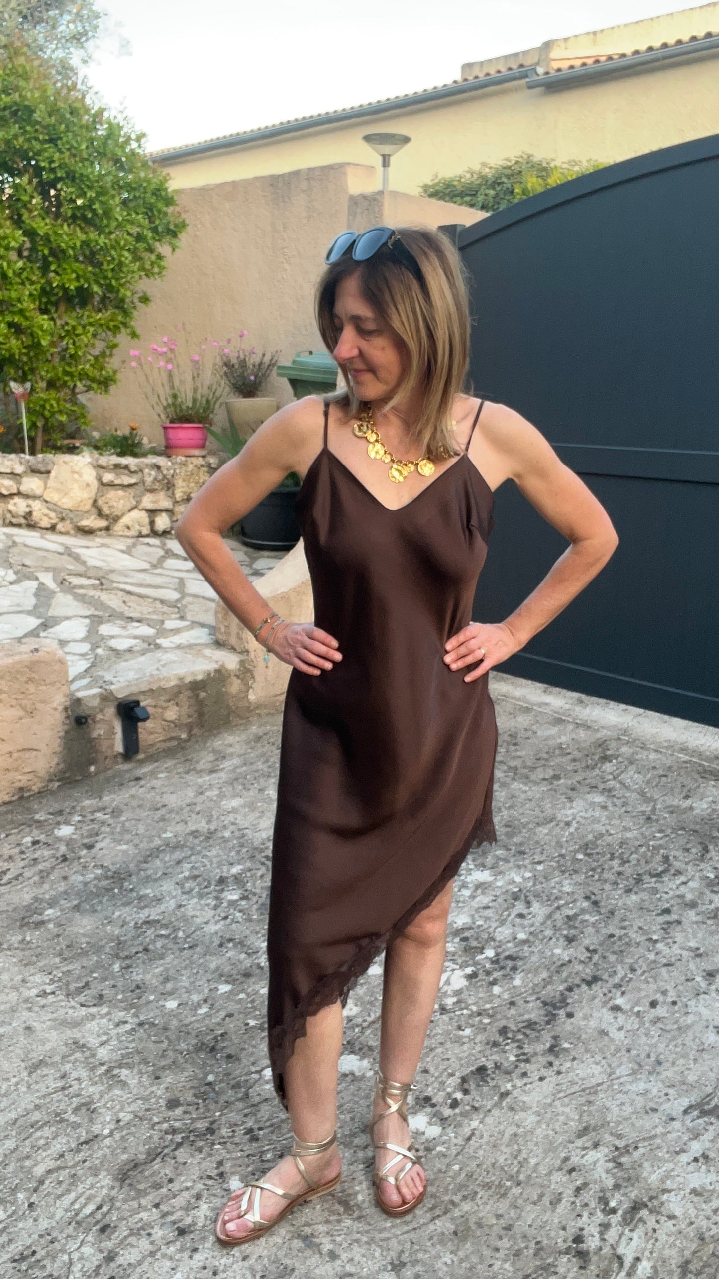 ROBE BRETELLES CHOCOLAT ASYMETRIQUE DENTELLE