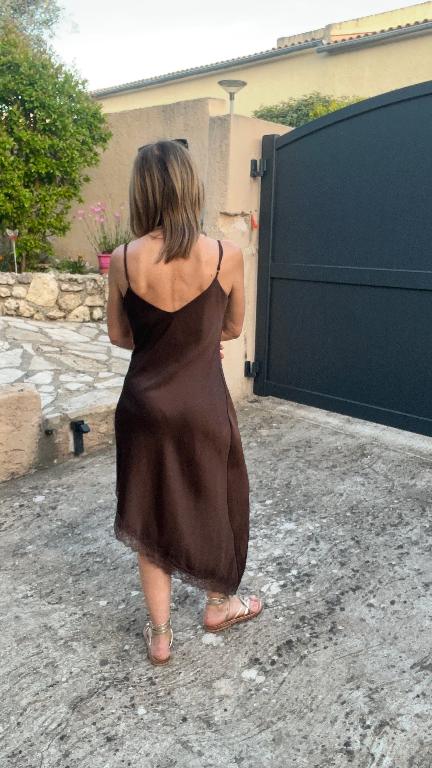 ROBE BRETELLES CHOCOLAT ASYMETRIQUE DENTELLE