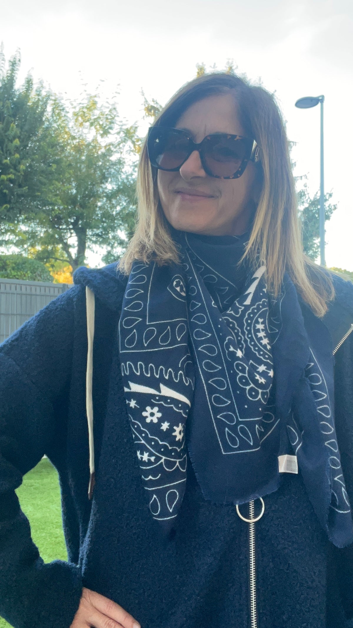 FOULARD GRAND CARRE BLEU MARINE "BANDANA"