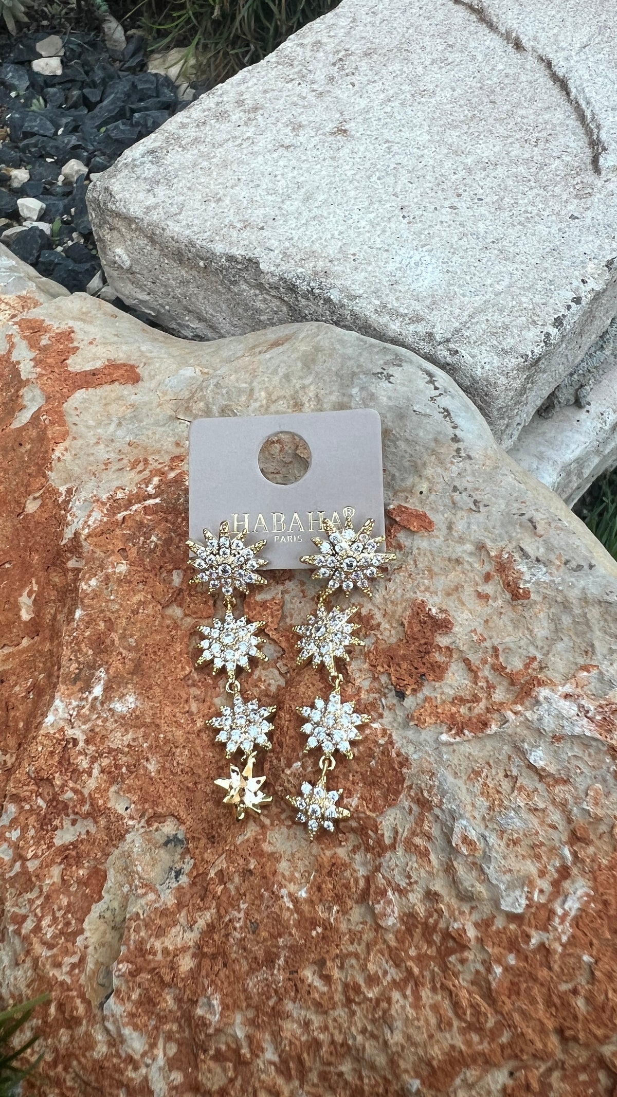 BOUCLES D'OREILLES PENDANTES STRASS & DORÉES SOLEIL "HABAHA"