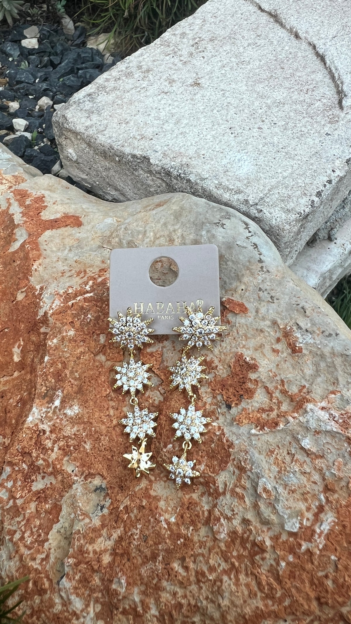 BOUCLES D'OREILLES PENDANTES STRASS & DORÉES SOLEIL "HABAHA"