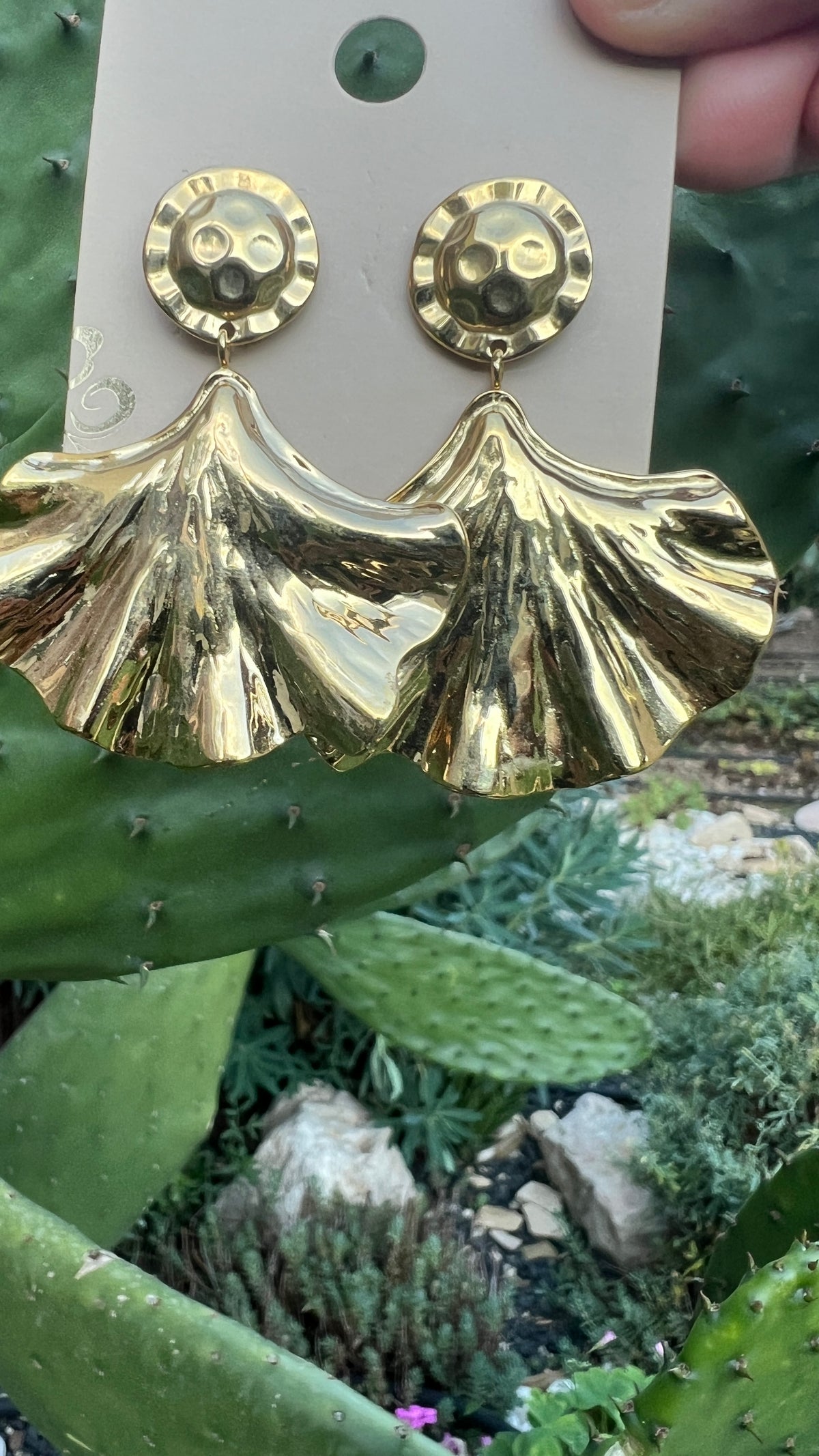 BOUCLES D'OREILLES DORÉES PENDANTES  EVANTAIL "HABAHA"