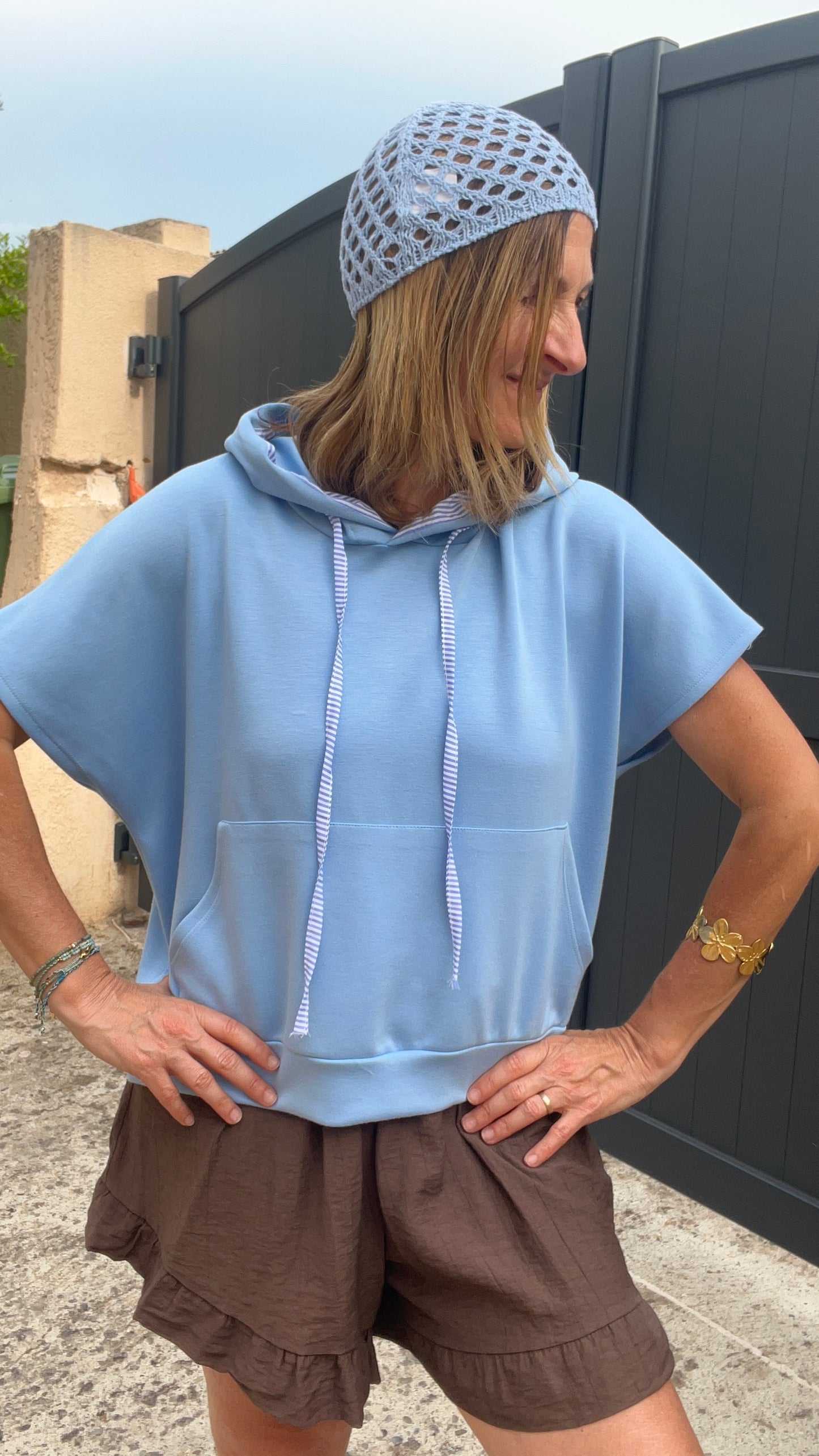 SWEAT A CAPUCHE BLEU MANCHES COURTES