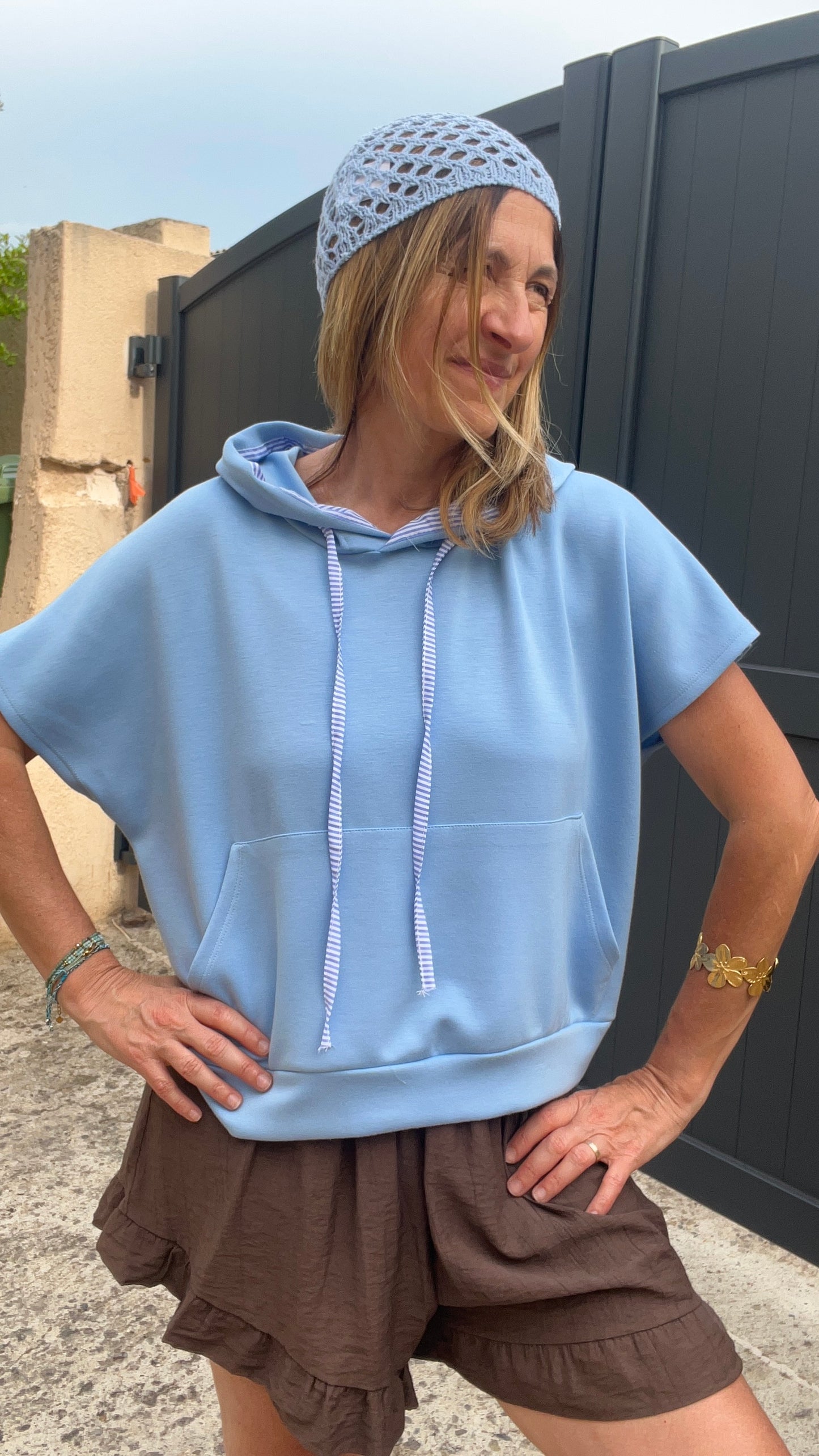 SWEAT A CAPUCHE BLEU MANCHES COURTES