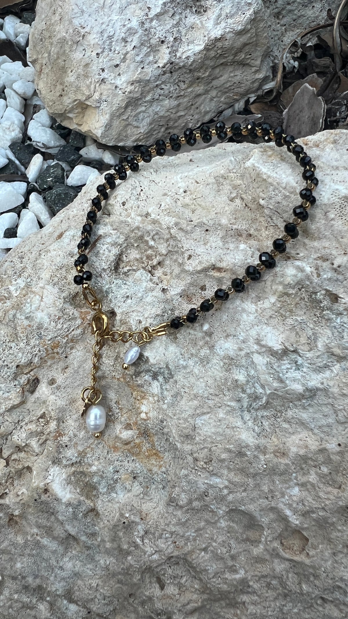 BRACELET  NOIR/DORÉ "HABAHA"