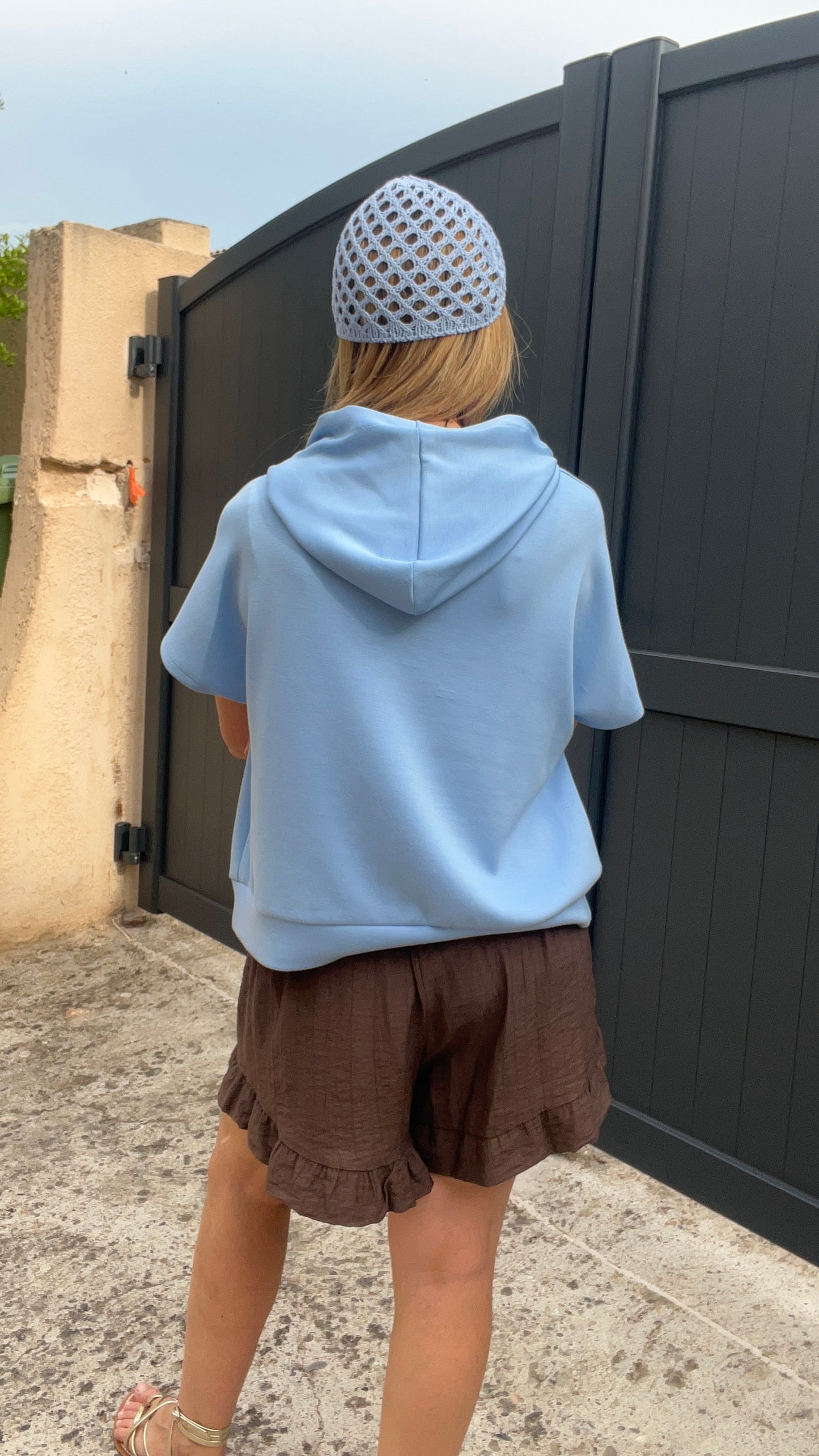 SWEAT A CAPUCHE BLEU MANCHES COURTES