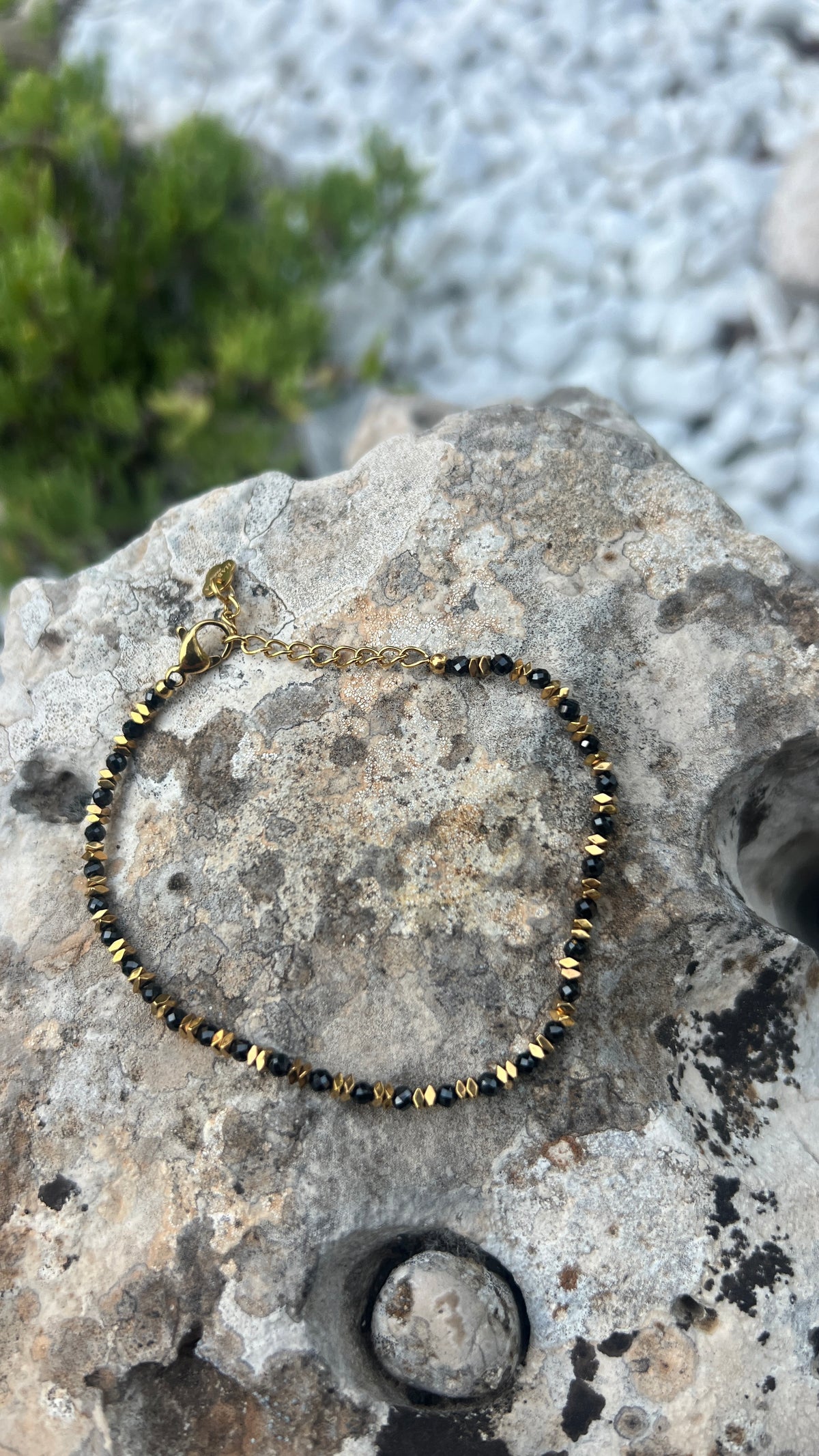 BRACELET SIMPLE NOIR/DORÉ "HABAHA"