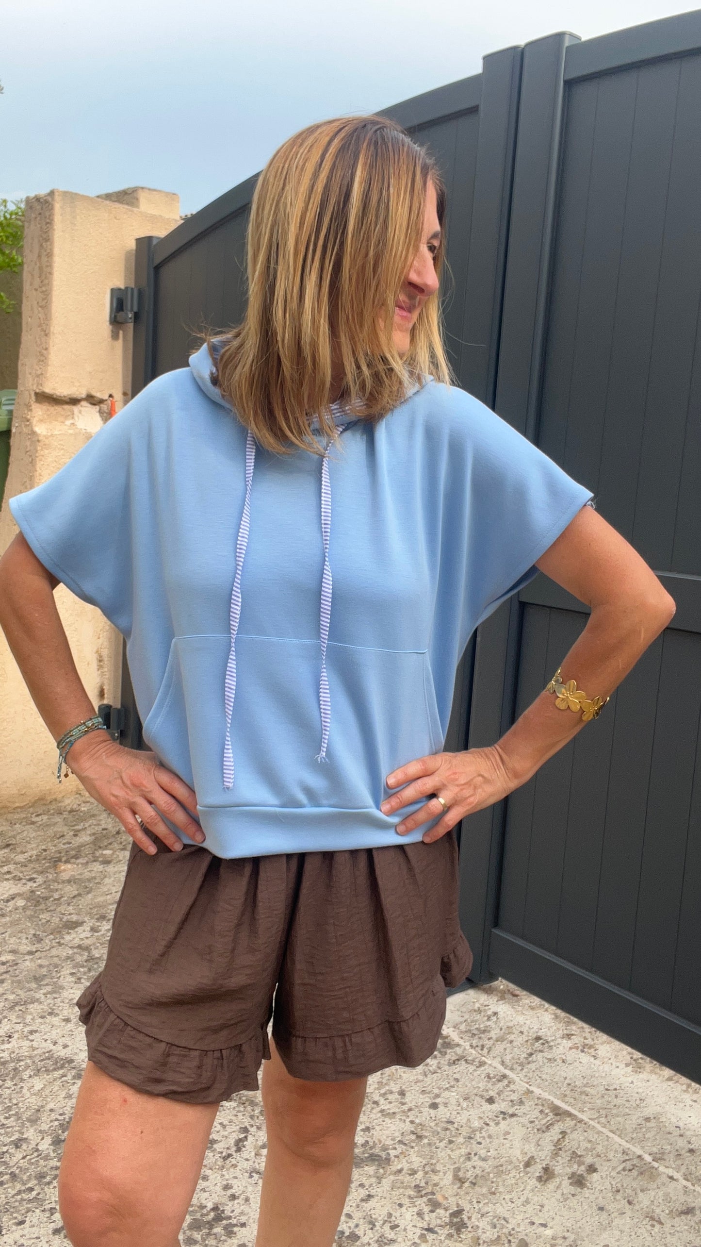 SWEAT A CAPUCHE BLEU MANCHES COURTES