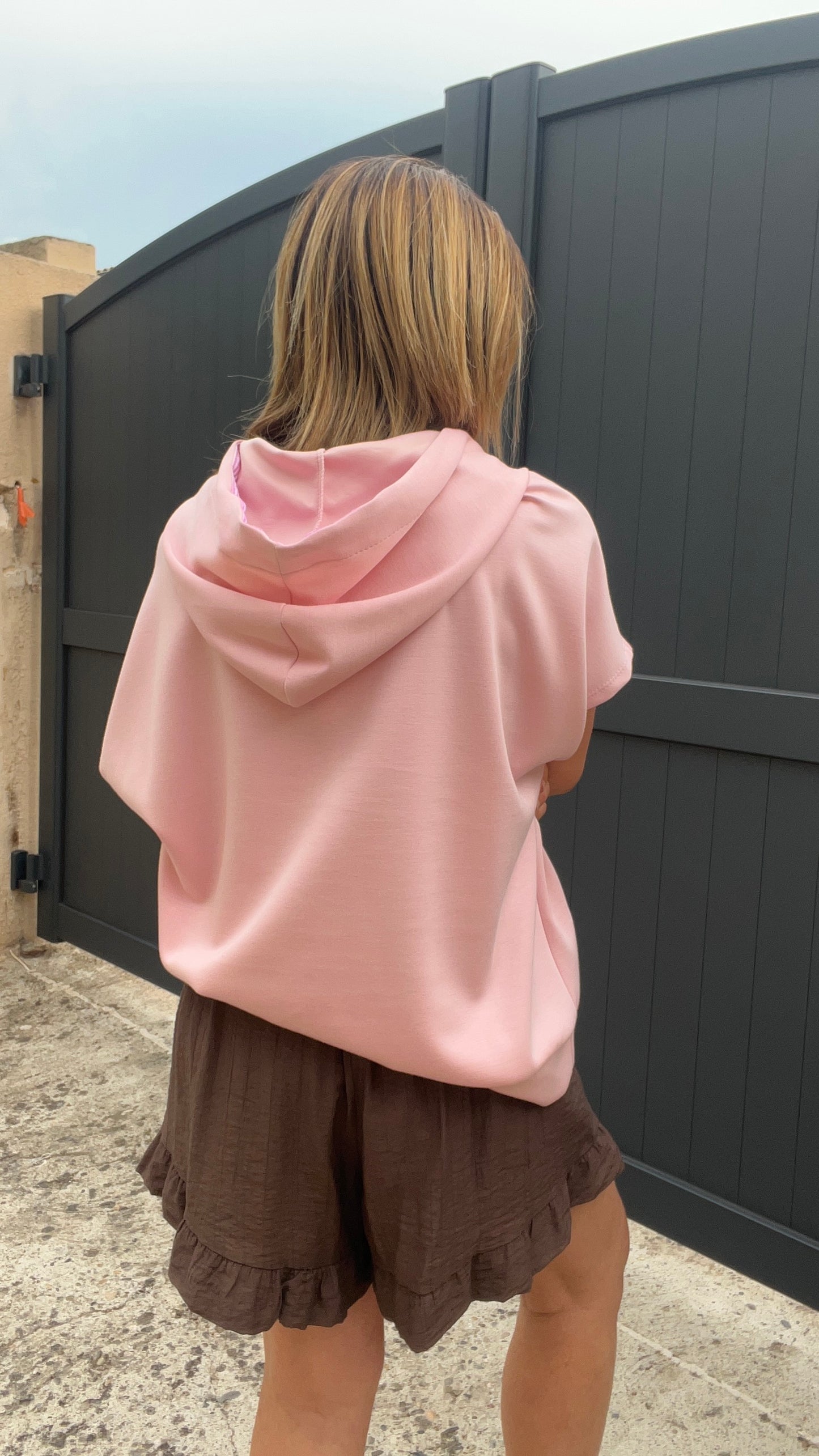 SWEAT A CAPUCHE ROSE MANCHES COURTES