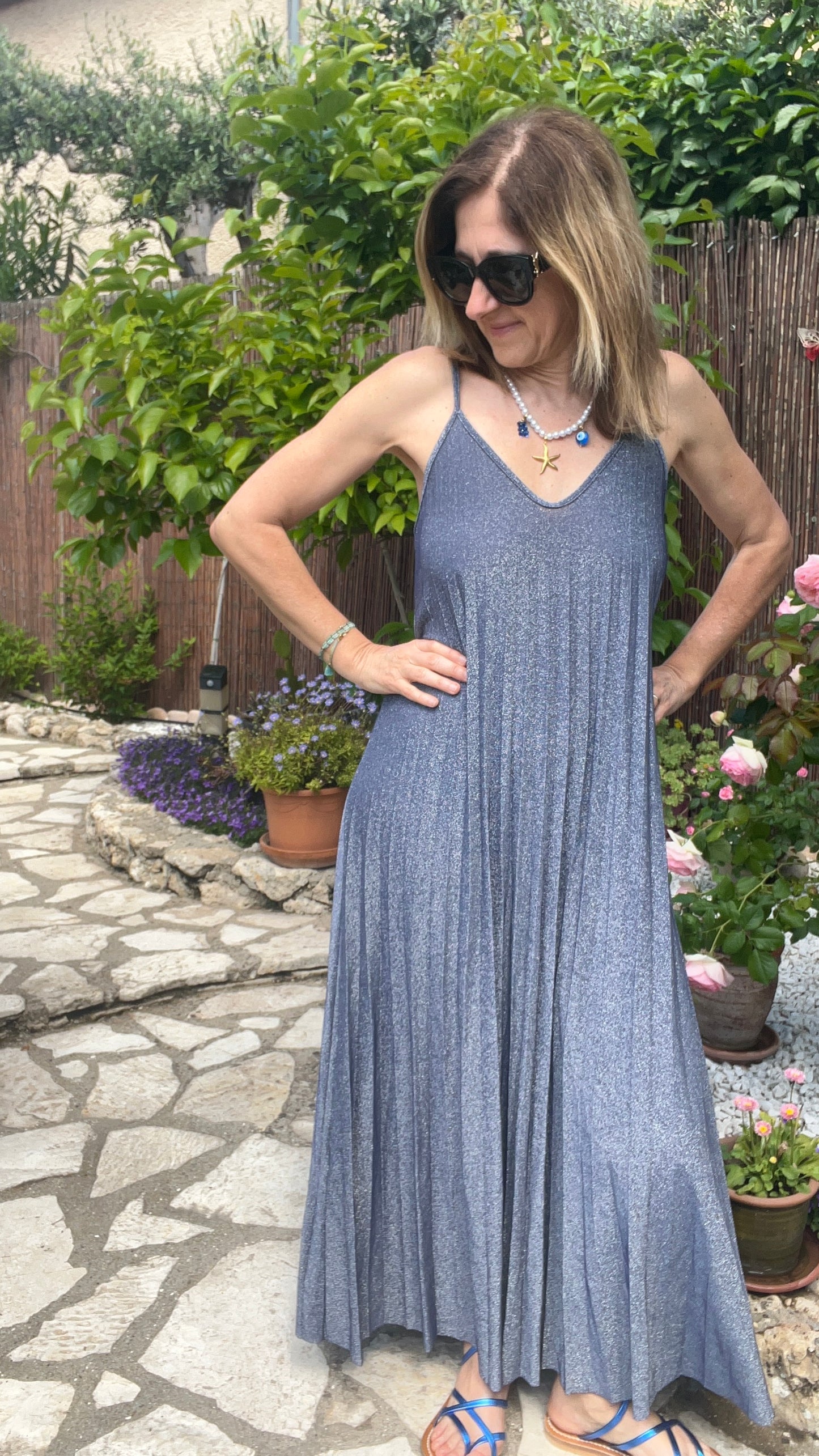 ROBE BLEUE A PAILLETTES PLISSEE "LUMINEUSE"