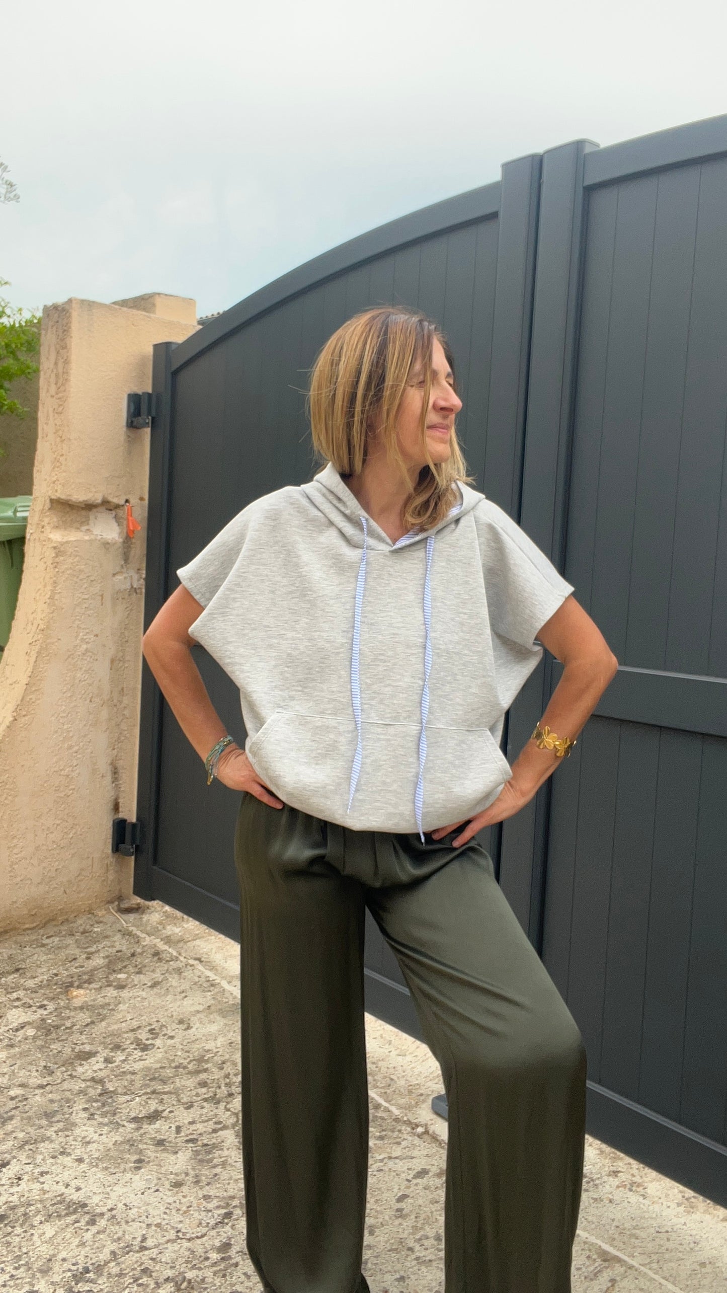 SWEAT A CAPUCHE GRIS MANCHES COURTES