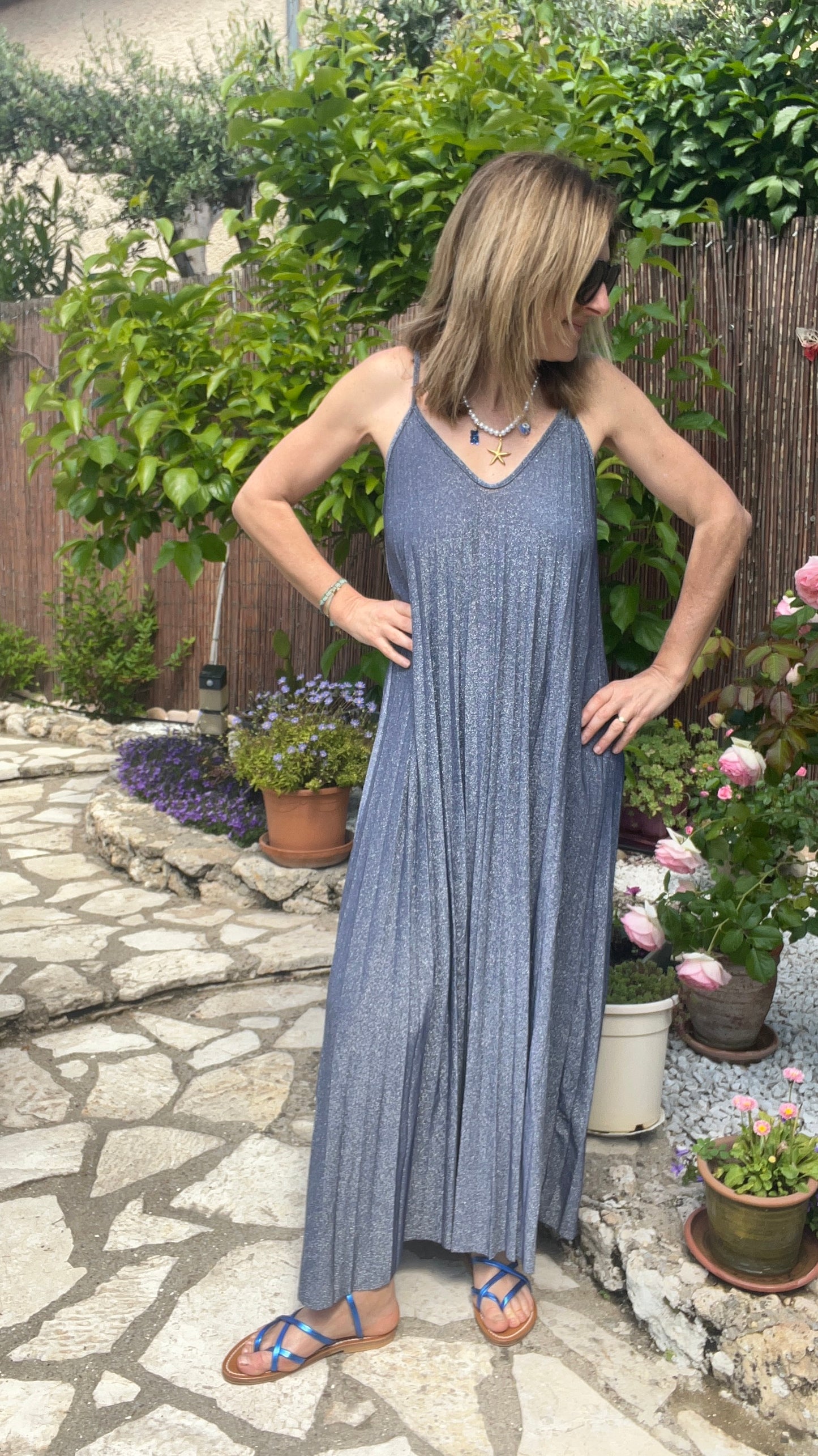 ROBE BLEUE A PAILLETTES PLISSEE "LUMINEUSE"