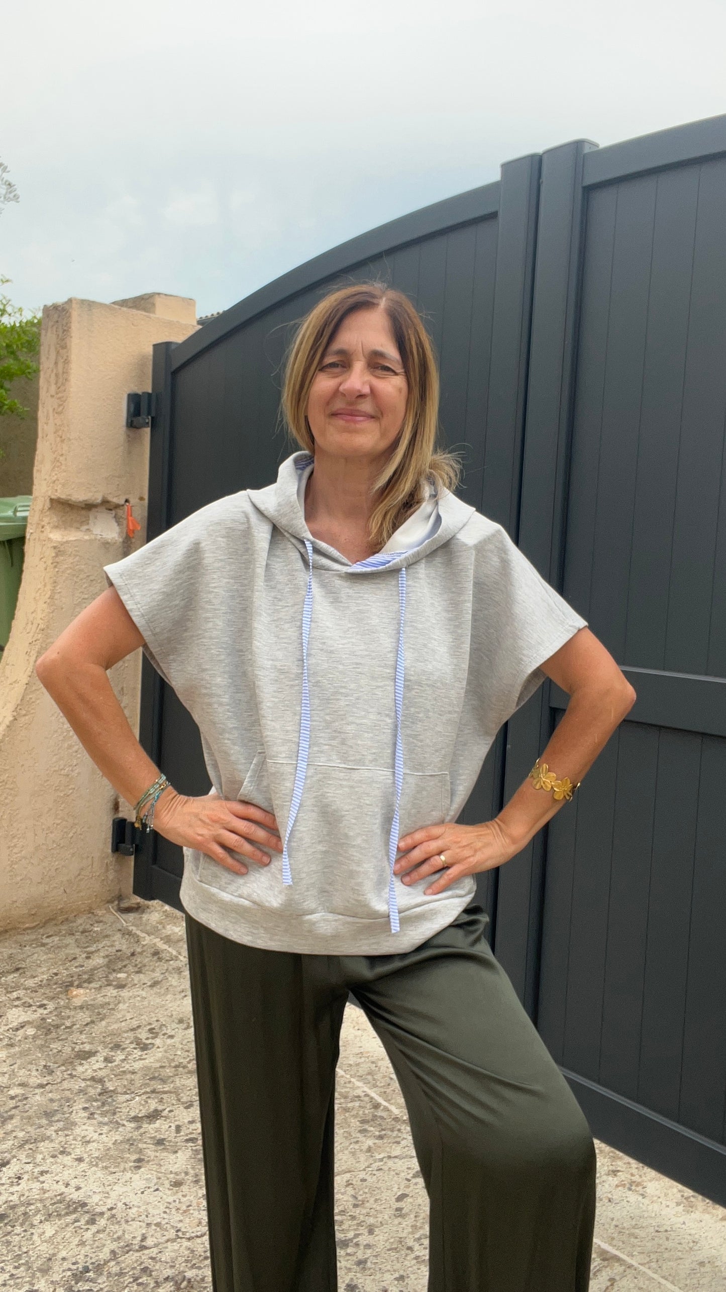 SWEAT A CAPUCHE GRIS MANCHES COURTES