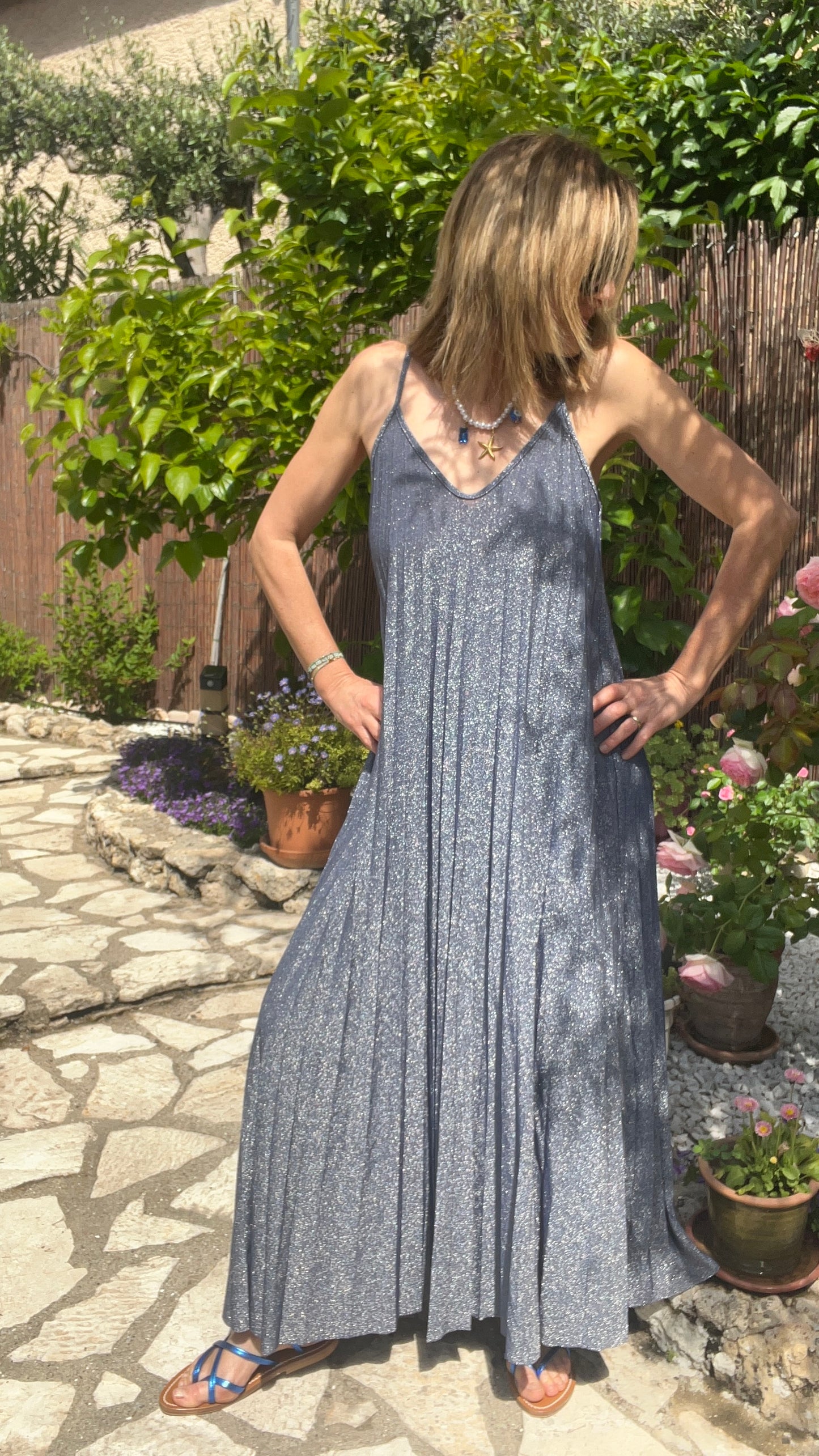 ROBE BLEUE A PAILLETTES PLISSEE "LUMINEUSE"