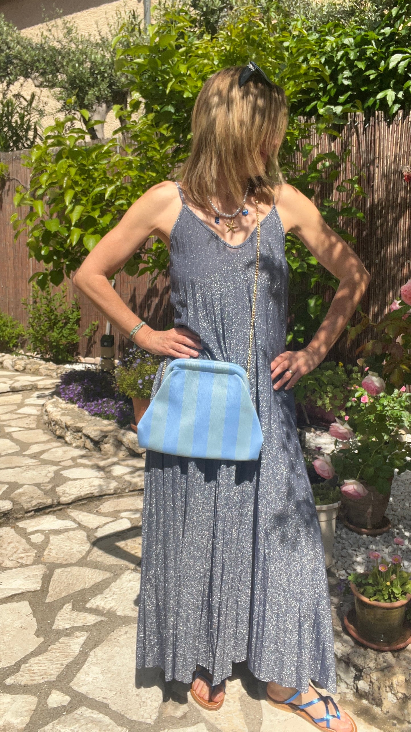 ROBE BLEUE A PAILLETTES PLISSEE "LUMINEUSE"