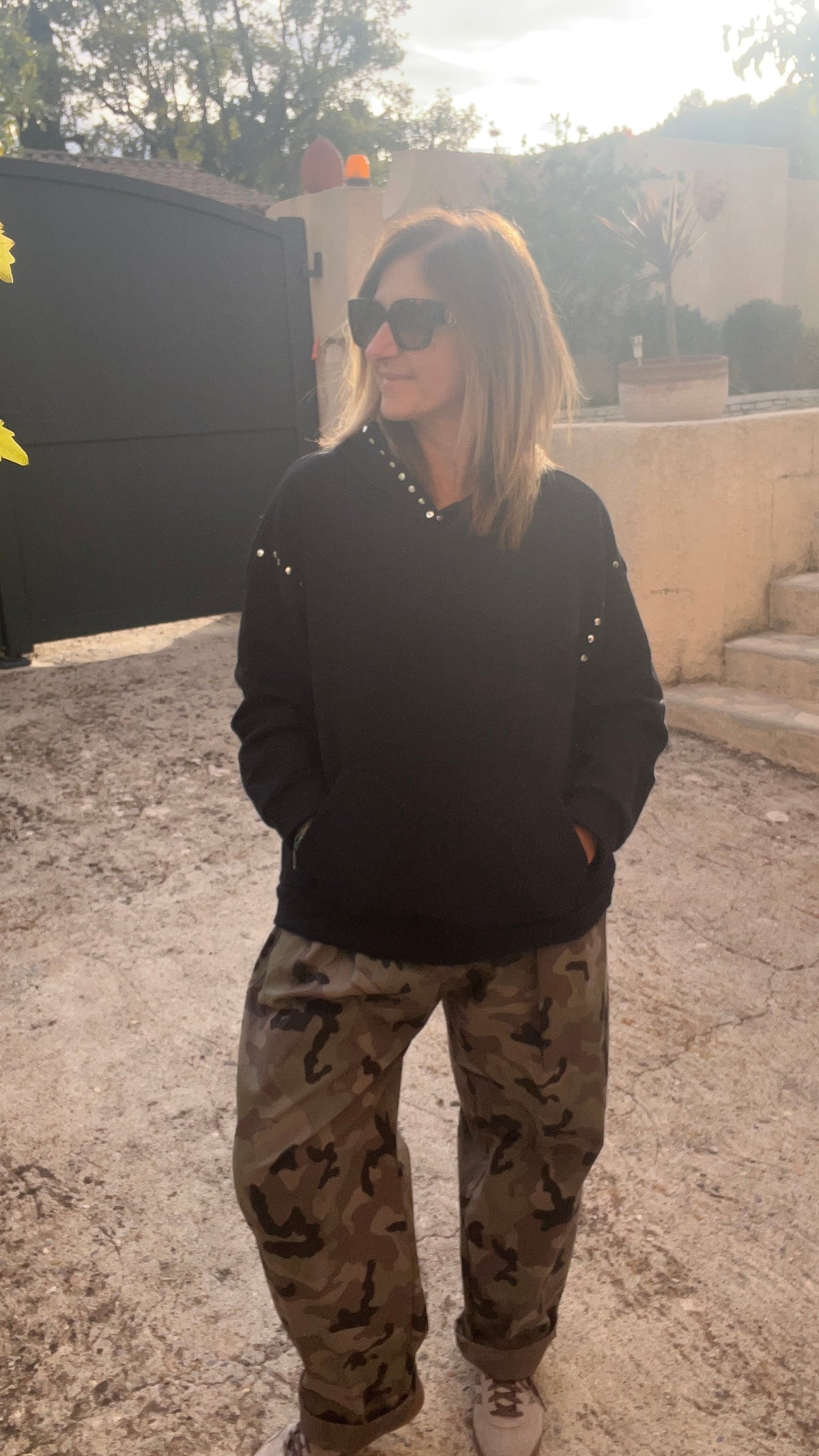 SWEAT A CAPUCHE NOIR CLOUTÉS