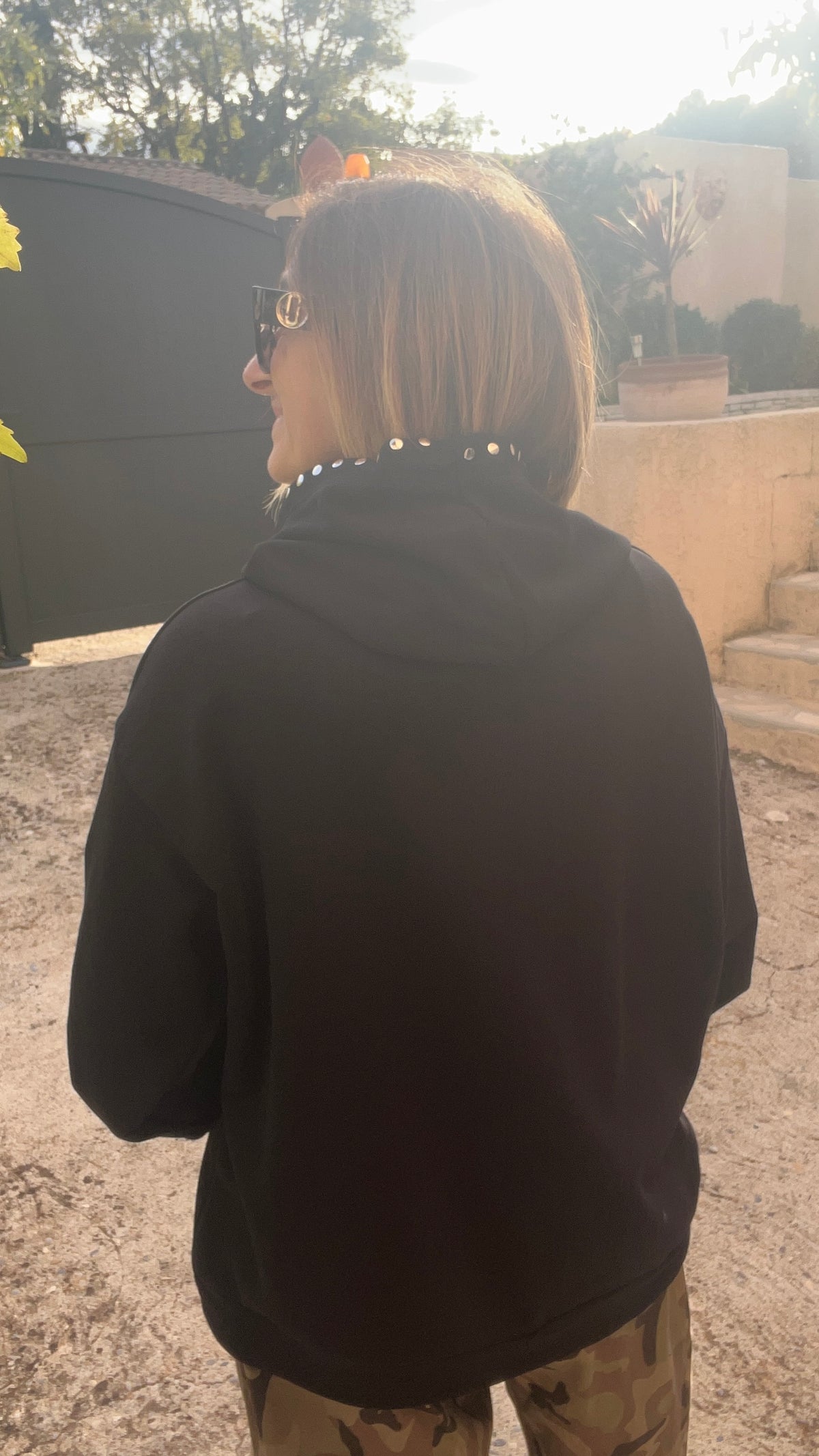 SWEAT A CAPUCHE NOIR CLOUTÉS