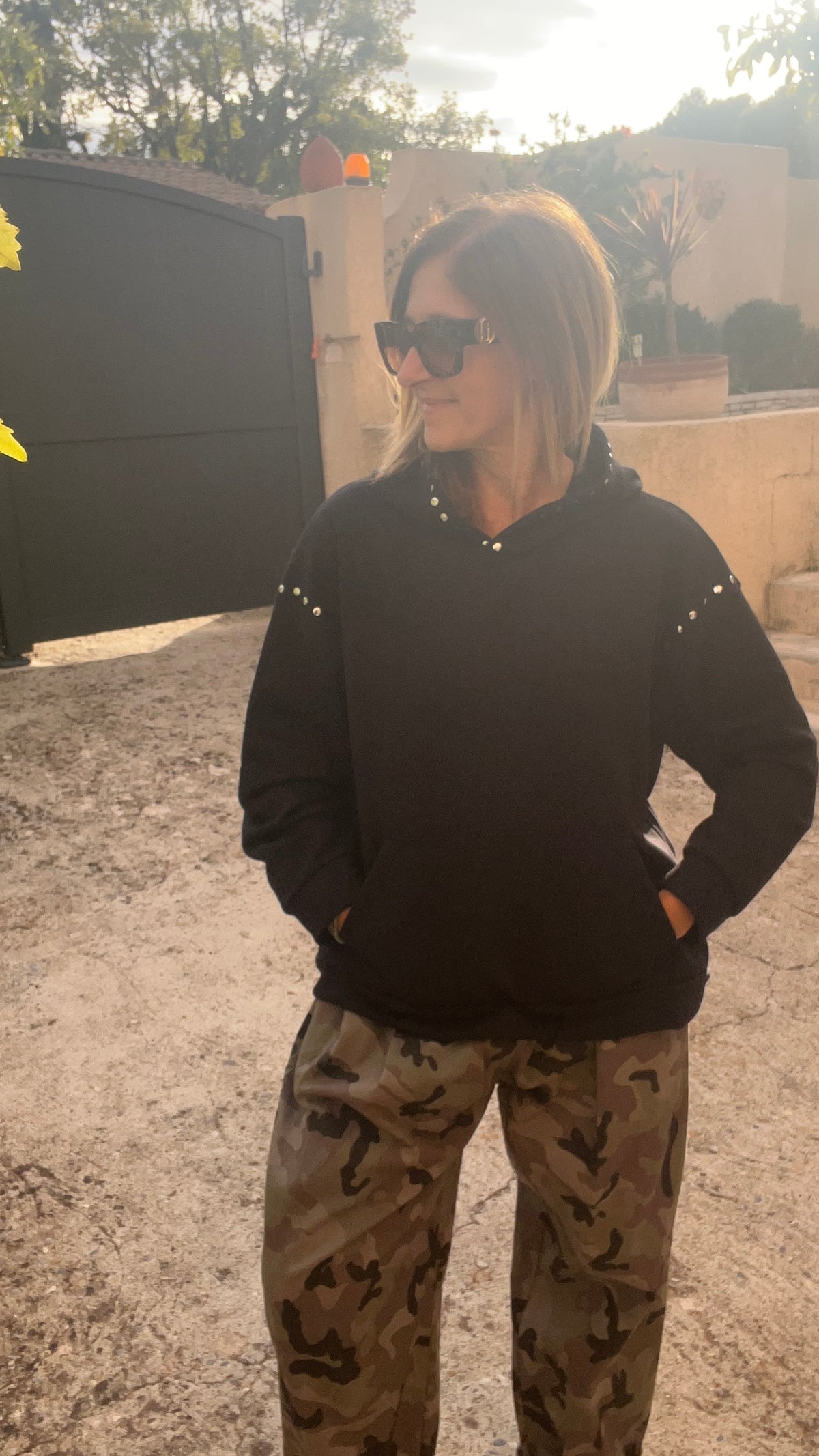 SWEAT A CAPUCHE NOIR CLOUTÉS