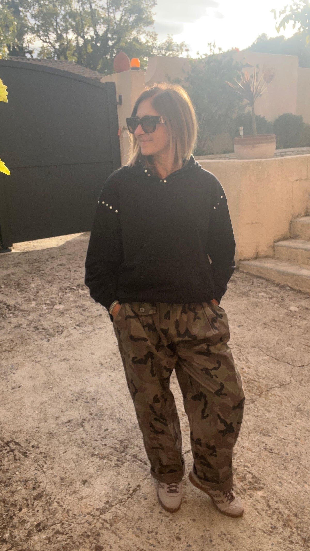 SWEAT A CAPUCHE NOIR CLOUTÉS