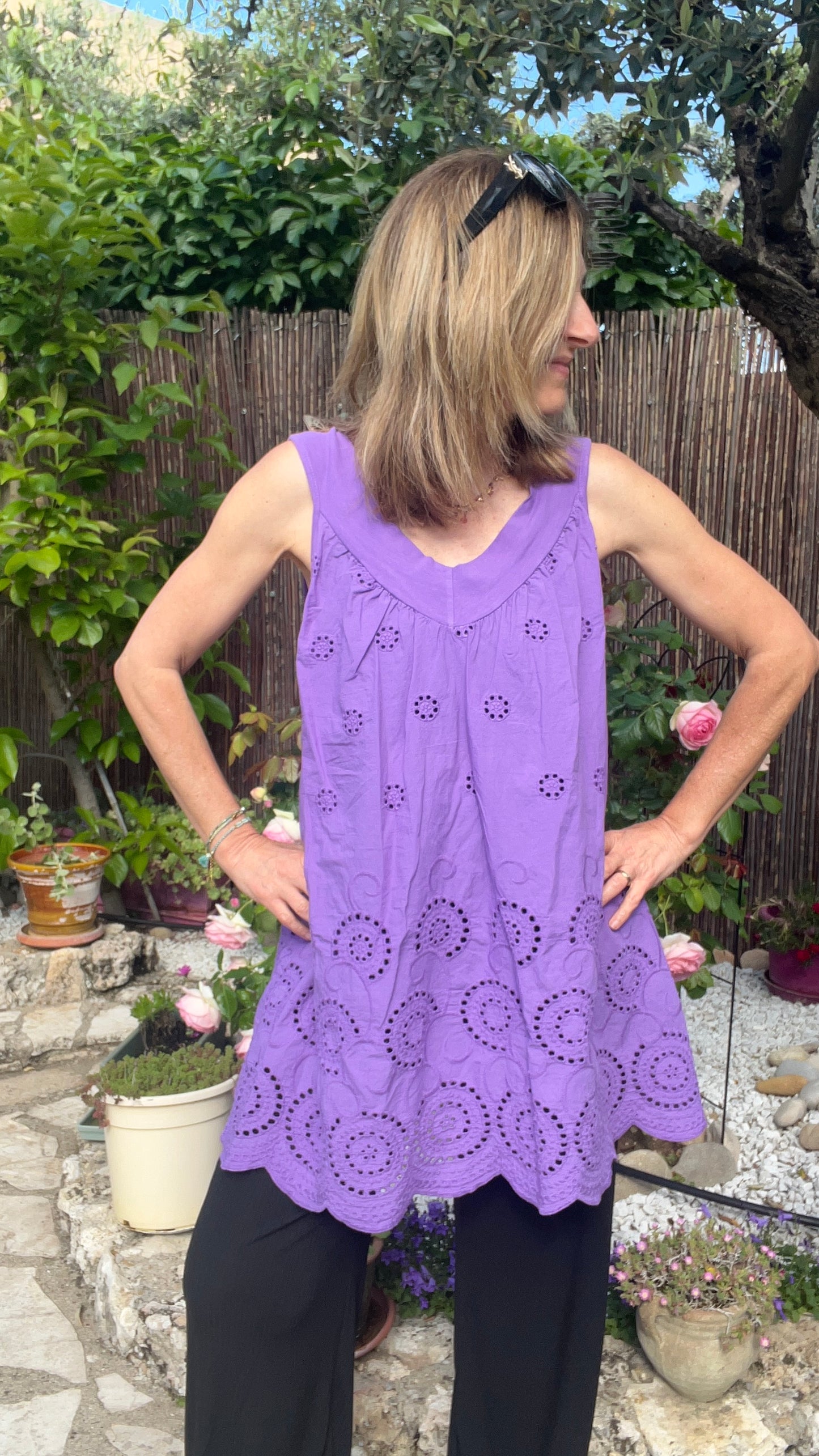 TUNIQUE VIOLETTE EN BRODERIE ANGLAISE SANS MANCHES