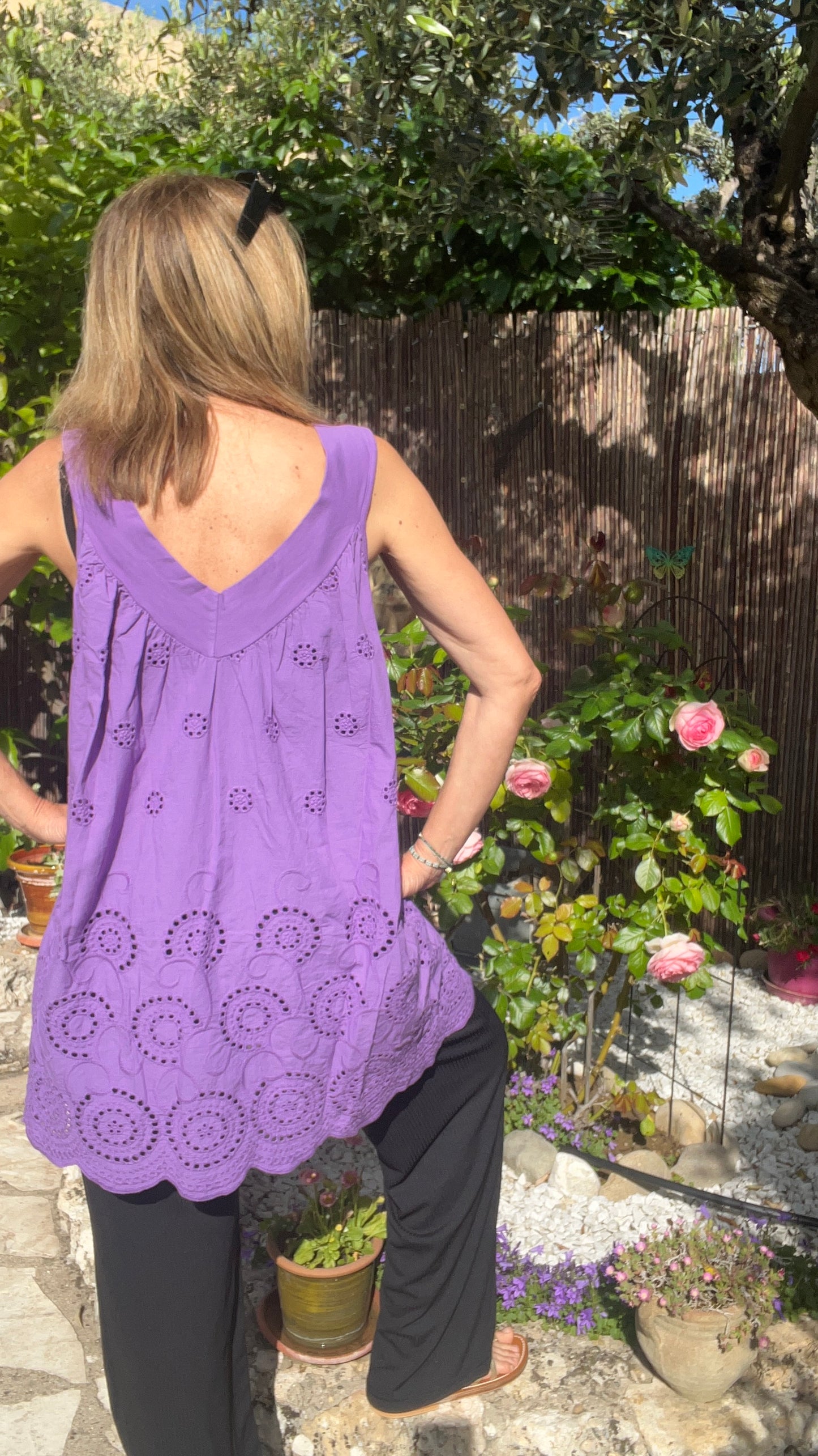 TUNIQUE VIOLETTE EN BRODERIE ANGLAISE SANS MANCHES