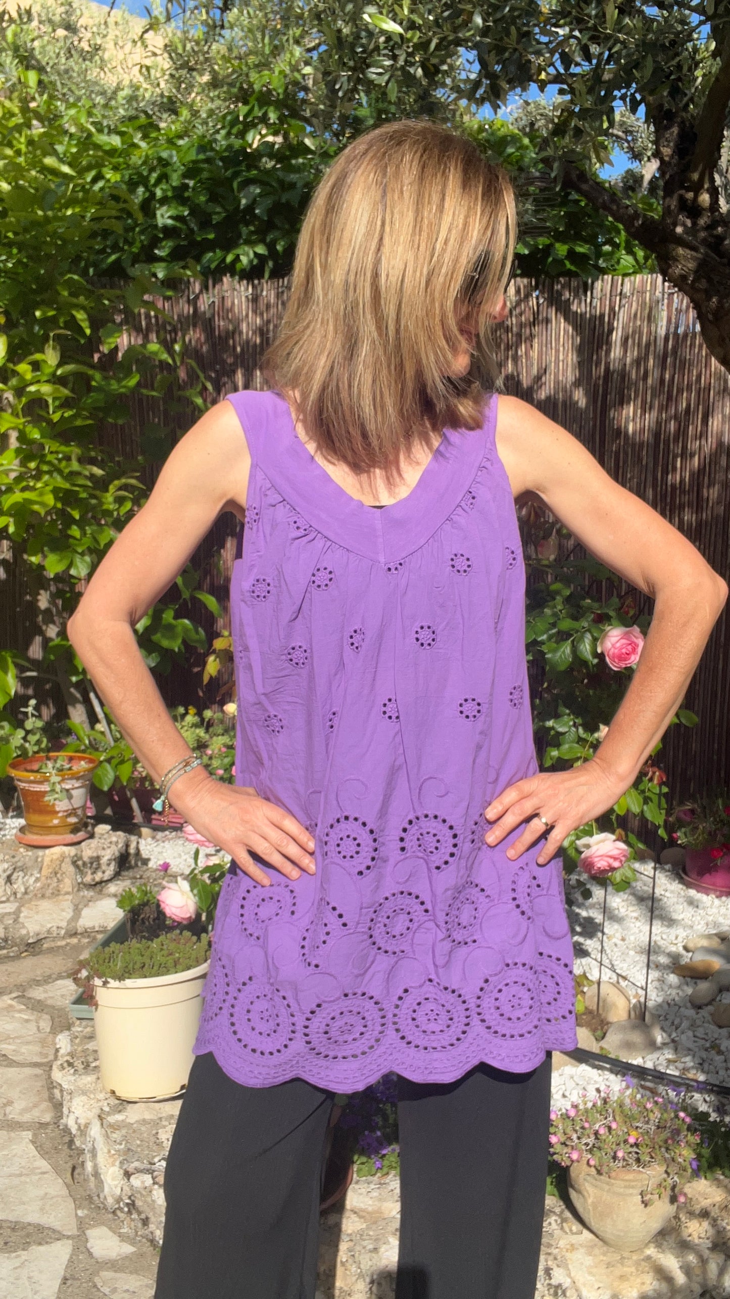TUNIQUE VIOLETTE EN BRODERIE ANGLAISE SANS MANCHES