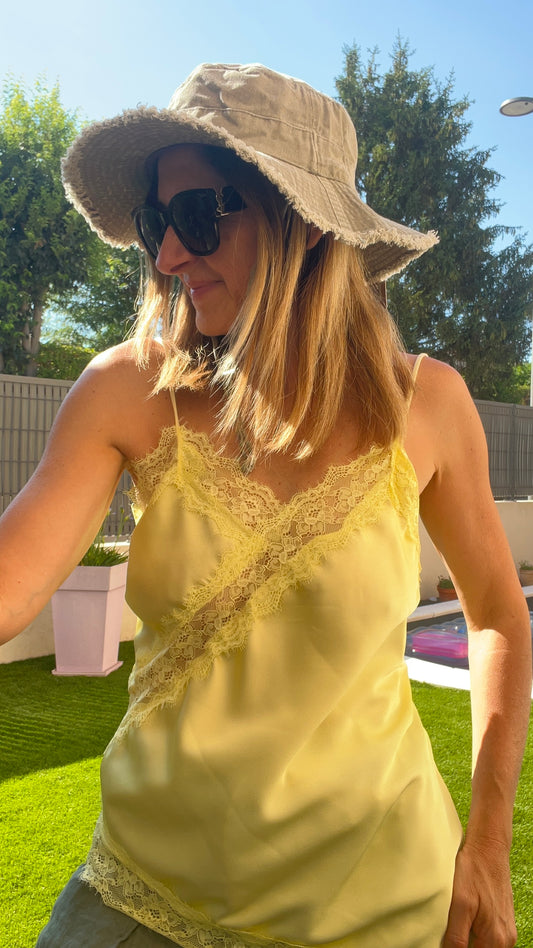 TOP JAUNE A BRETELLES DENTELLE ASYMETRIQUE