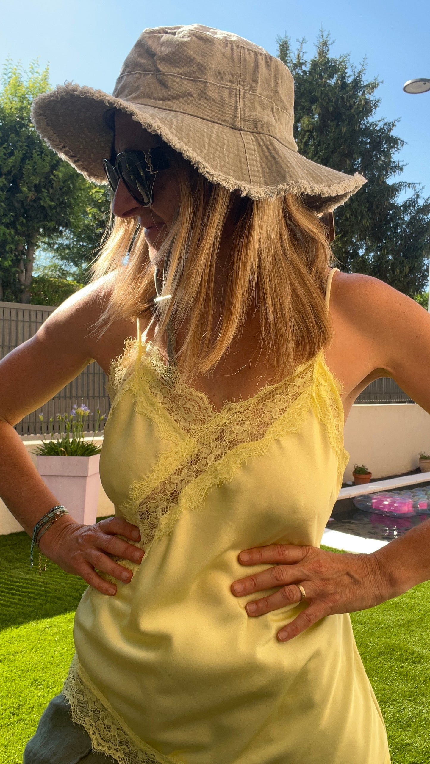 TOP JAUNE A BRETELLES DENTELLE ASYMETRIQUE