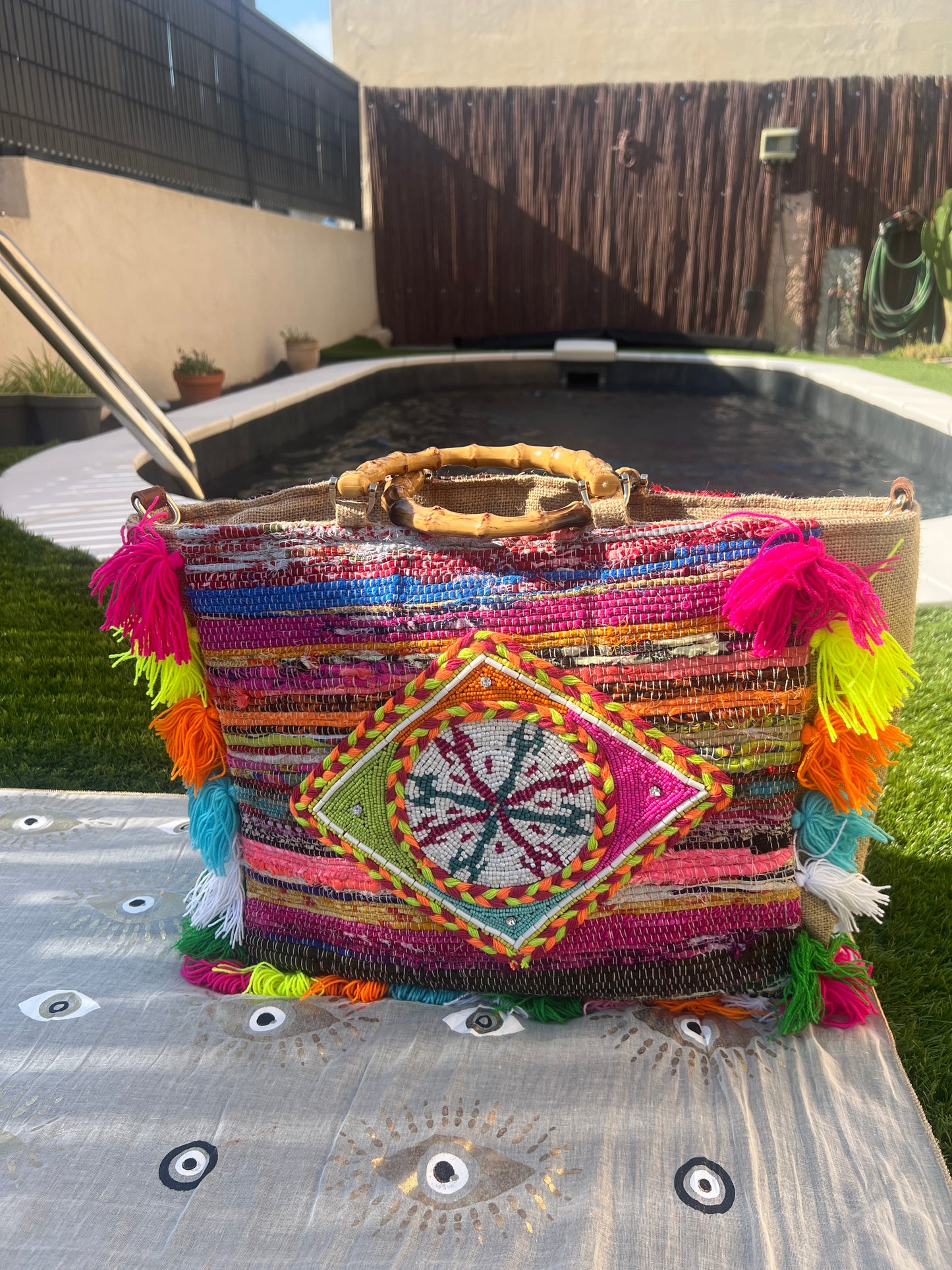 SAC DE PLAGE COLORE AVEC LES POMPONS