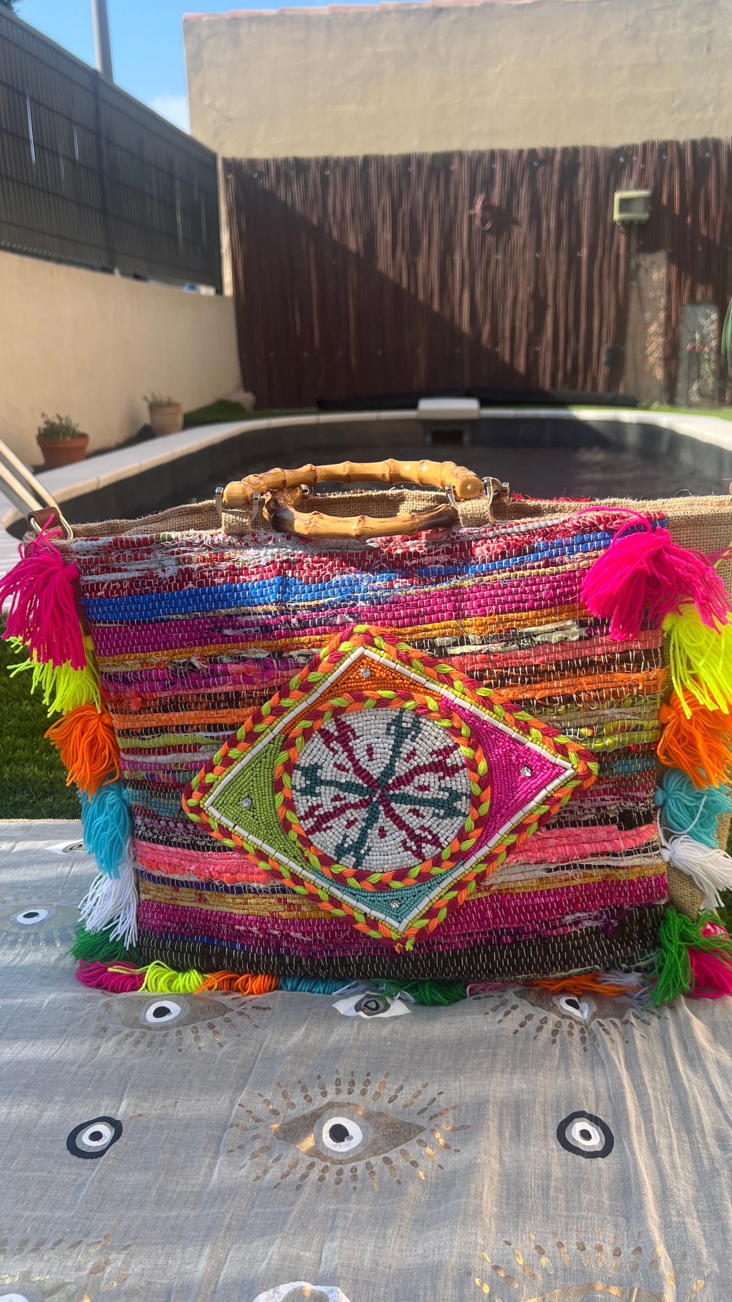 SAC DE PLAGE COLORE AVEC LES POMPONS