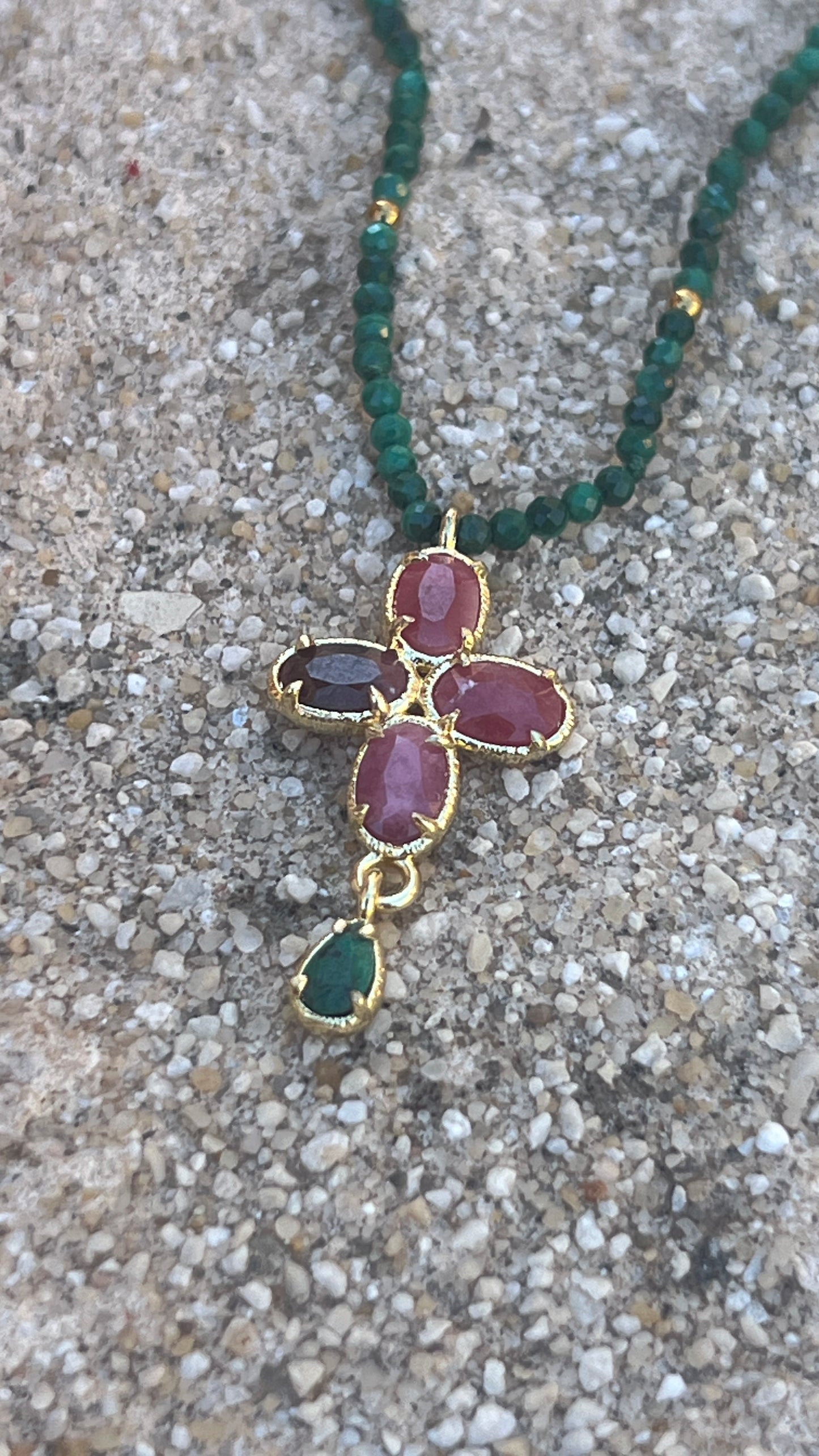 COLLIER VERT & PIERRE PRECIEUSE ROSE "HABAHA"